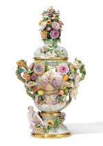 Meissen: Große Potpourri-Vase &amp; Sockel mit aufgelegten Blüten und Galanterie