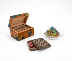 Deutschland: Miniaturspieleschachtel, Satz von Glasmurmeln und Spielkartenbox