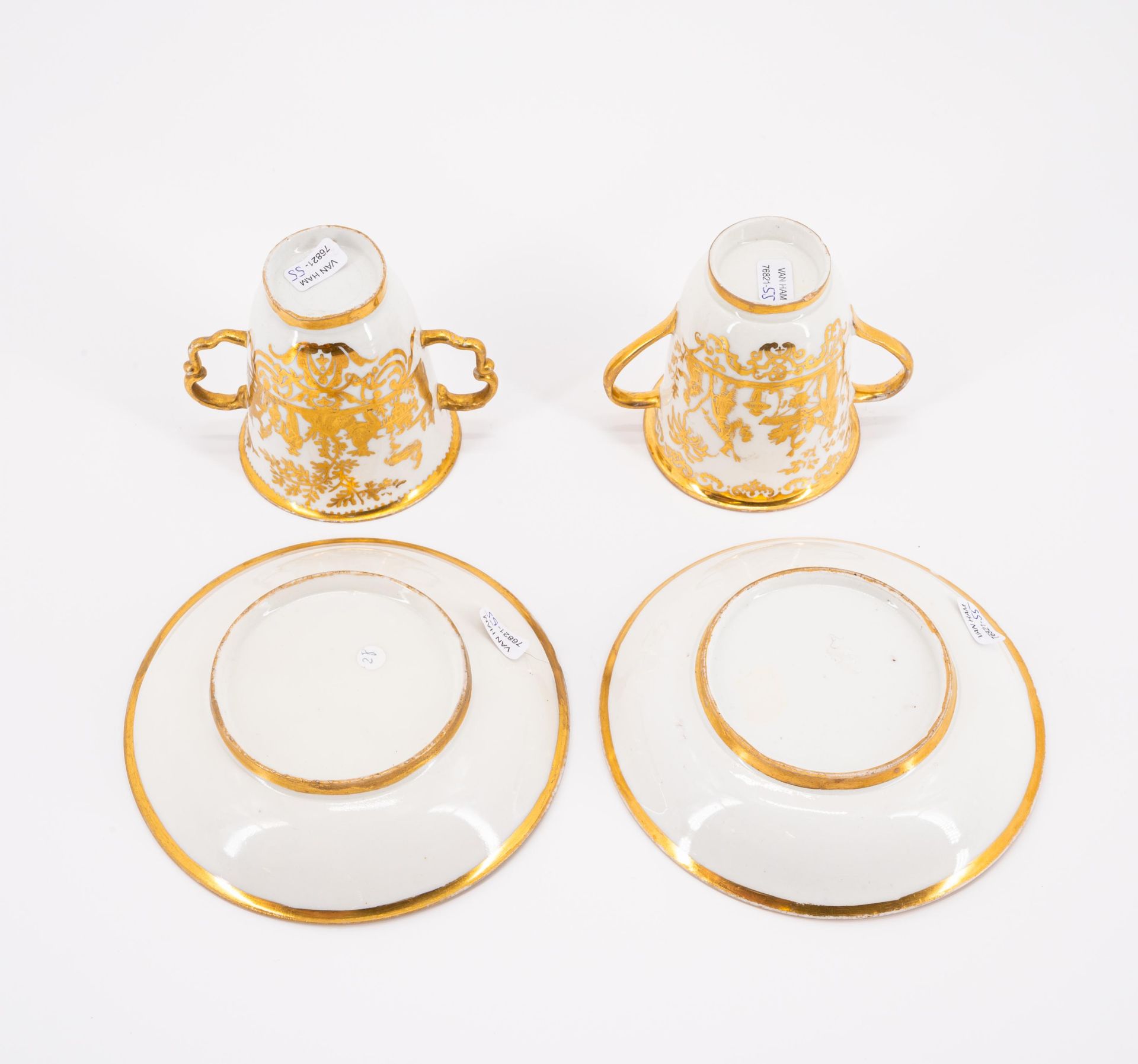 Meissen: TWO PORCELAIN BEAKERS WITH DOUBLE HANDLE AND SAUCERS WITH GOLDEN CHINOISERIES - Image 6 of 6