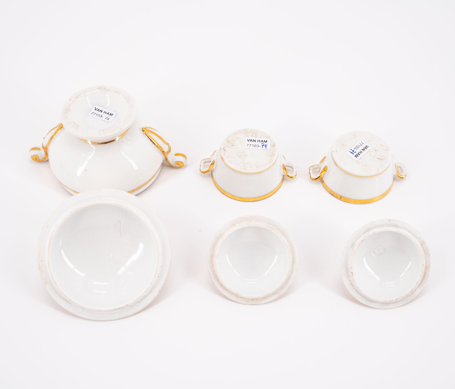 ENSEMBLE OF A PORCELAIN MINIATURE SERVICE WITH GILT EDGING AND MINIATURE COFFEE SERVICE WITH LANDSCA - Image 4 of 13