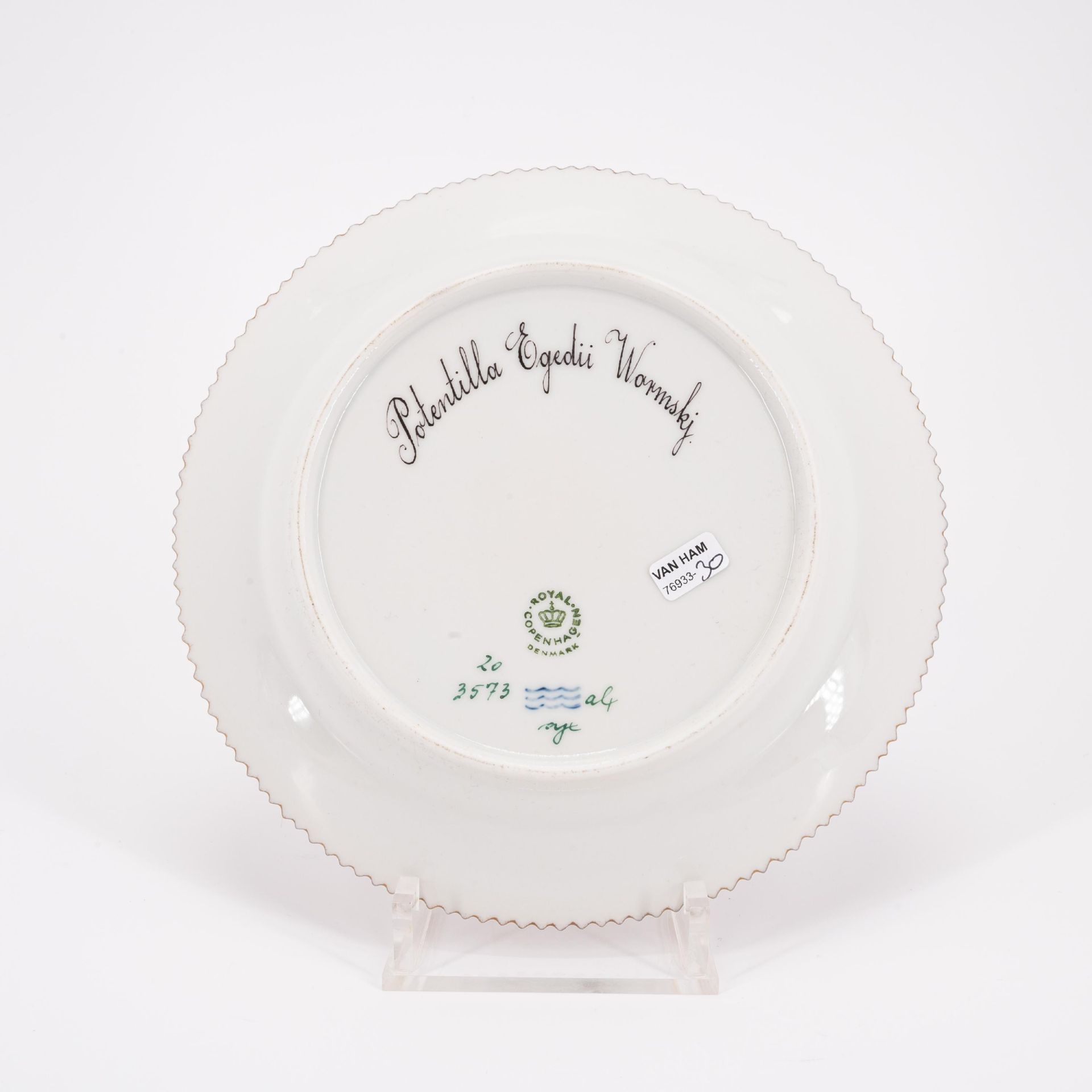 Royal Copenhagen: 95 PIECES FROM A 'FLORA DANICA' DINING SERVICE - Image 21 of 26