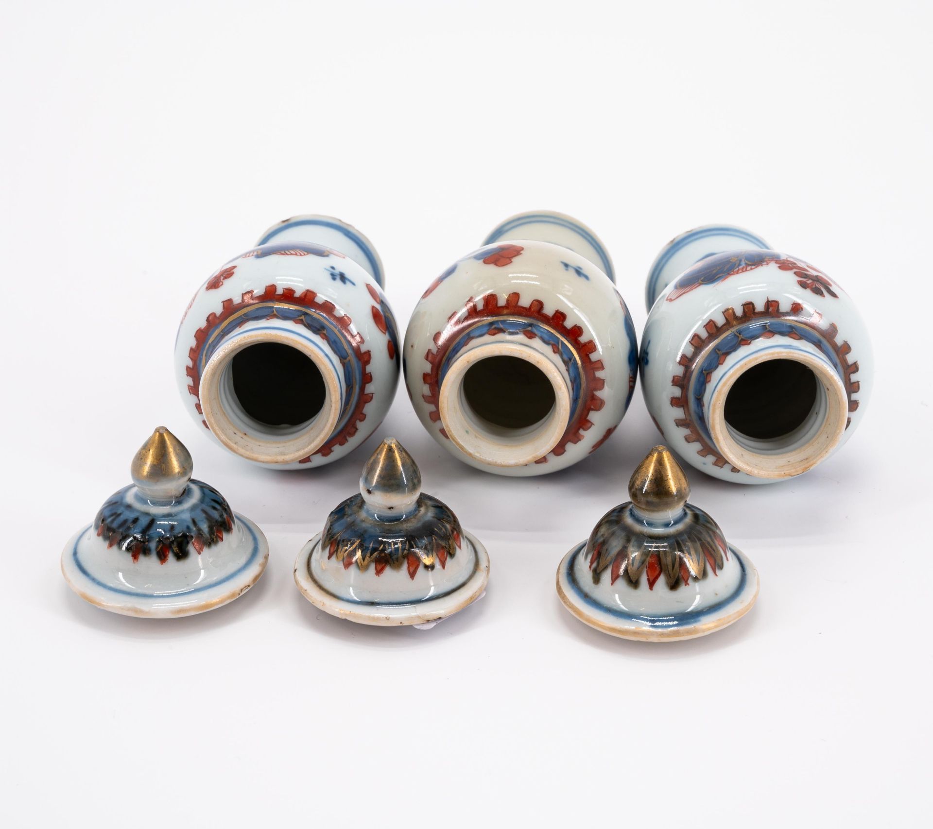 Japan: ENSEMBLE OF THREE PORCELAIN MINIATURE IMARI VASES AND LIDS AND TWO FUNNEL VASES - Image 10 of 11