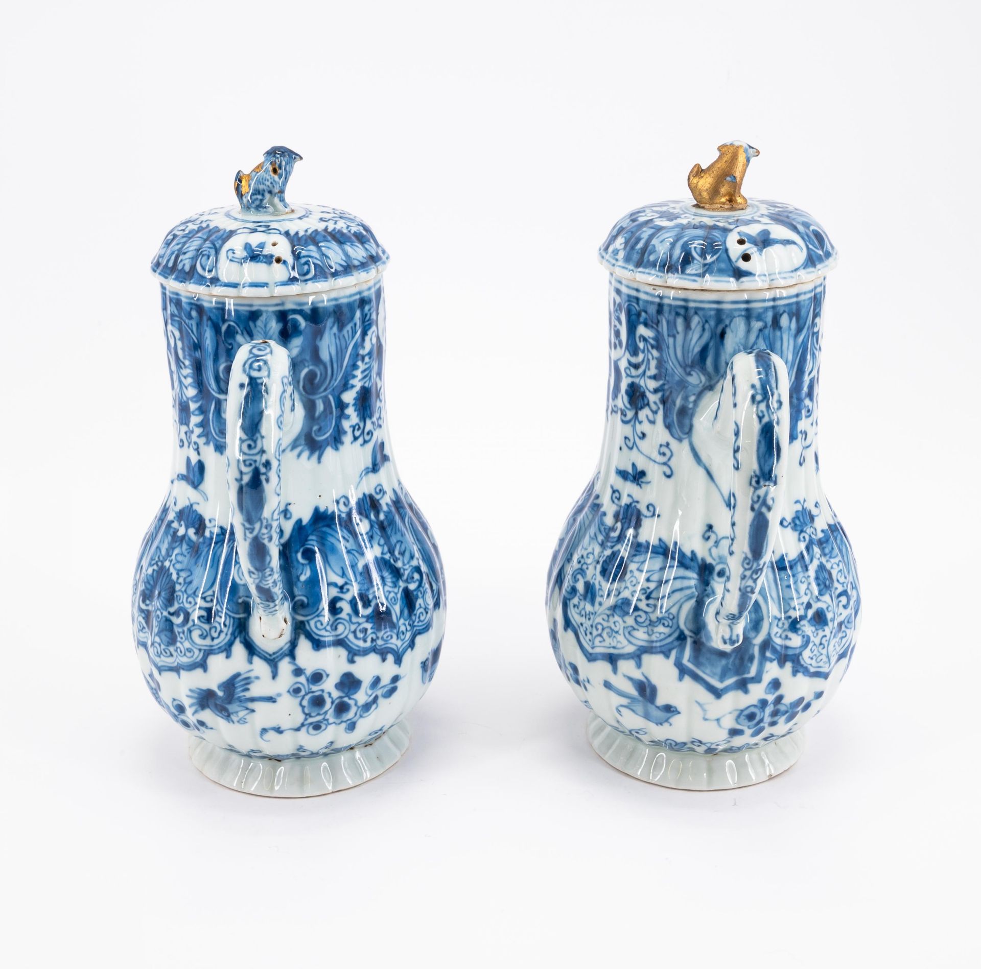 PAIR BLUE-WHITE JUGS WITH LID - Image 3 of 6
