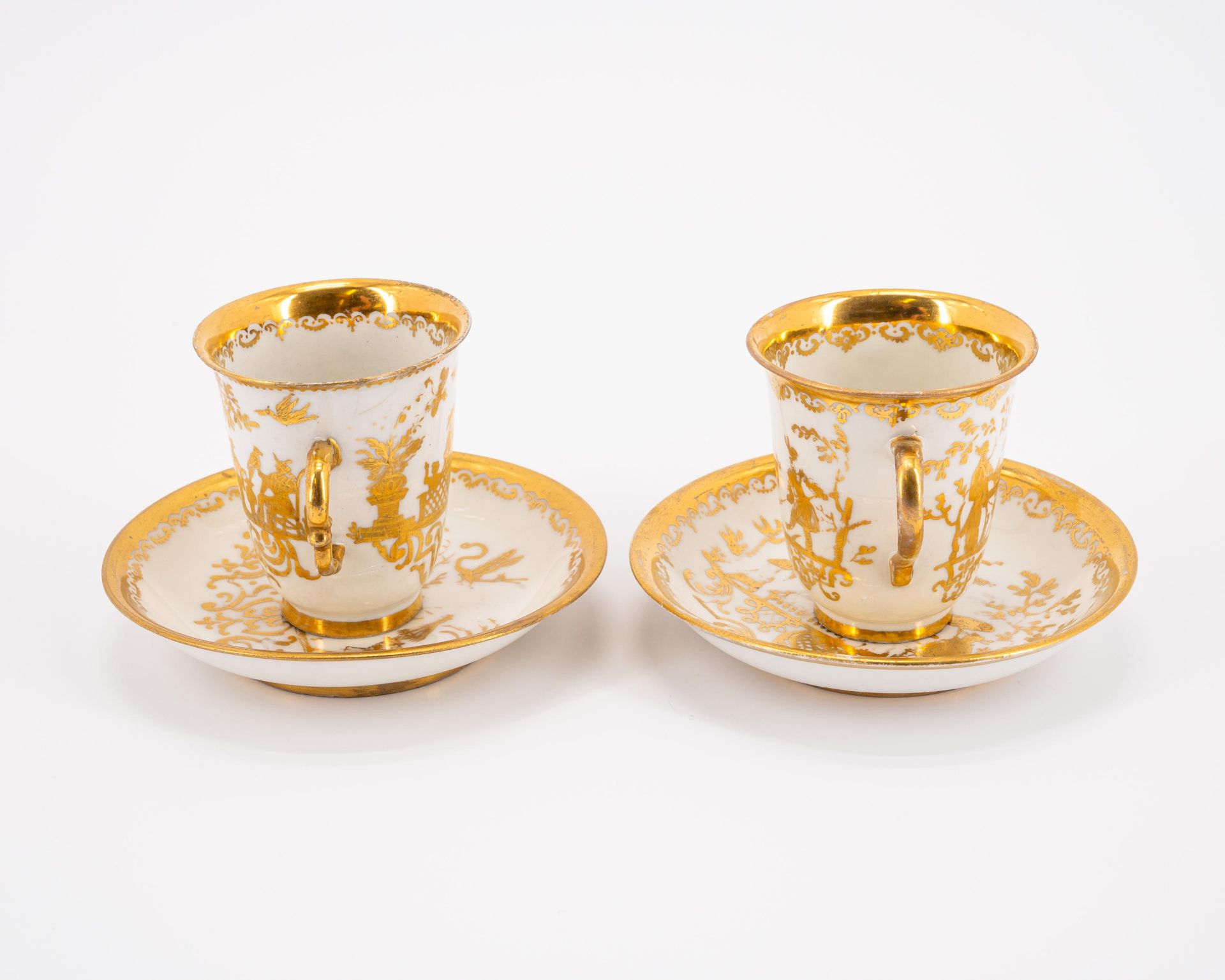 Meissen: TWO PORCELAIN BEAKERS WITH DOUBLE HANDLE AND SAUCERS WITH GOLDEN CHINOISERIES - Image 2 of 6