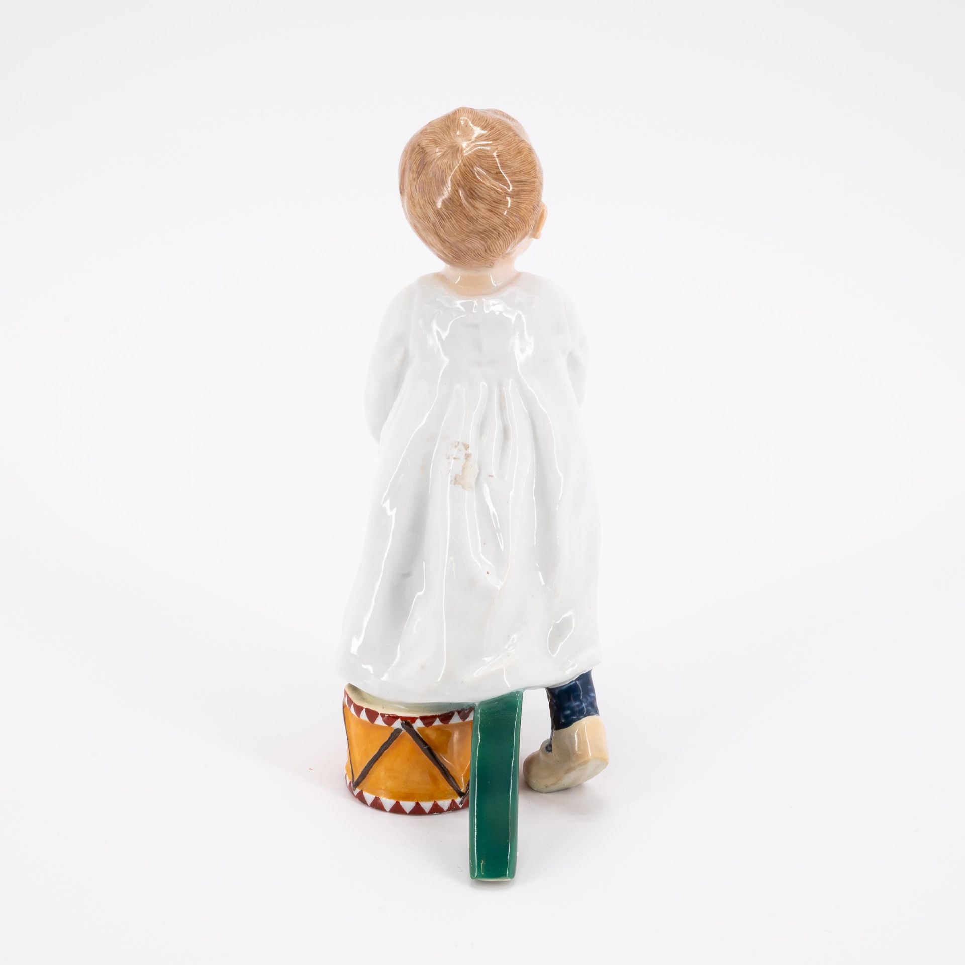 Meissen: PORCELAIN FIGURINE OF A BOY WITH STICK AND DRUM - Image 3 of 5
