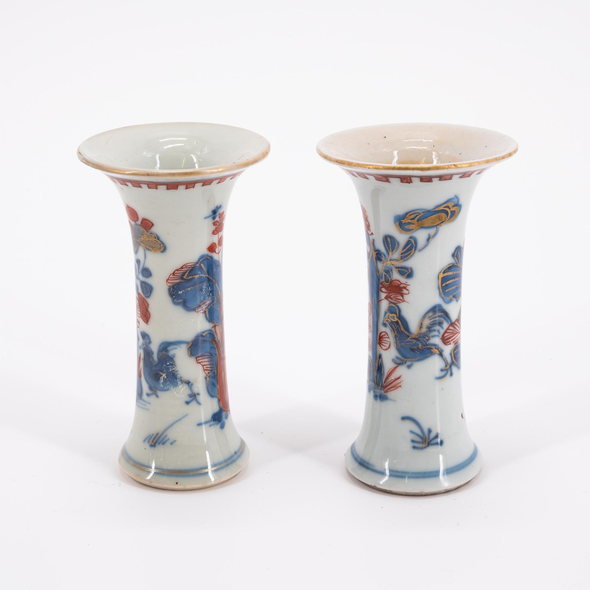 Japan: ENSEMBLE OF THREE PORCELAIN MINIATURE IMARI VASES AND LIDS AND TWO FUNNEL VASES - Image 2 of 11