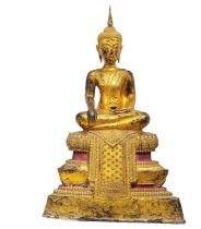 Buddha auf Thronsockel sitzend