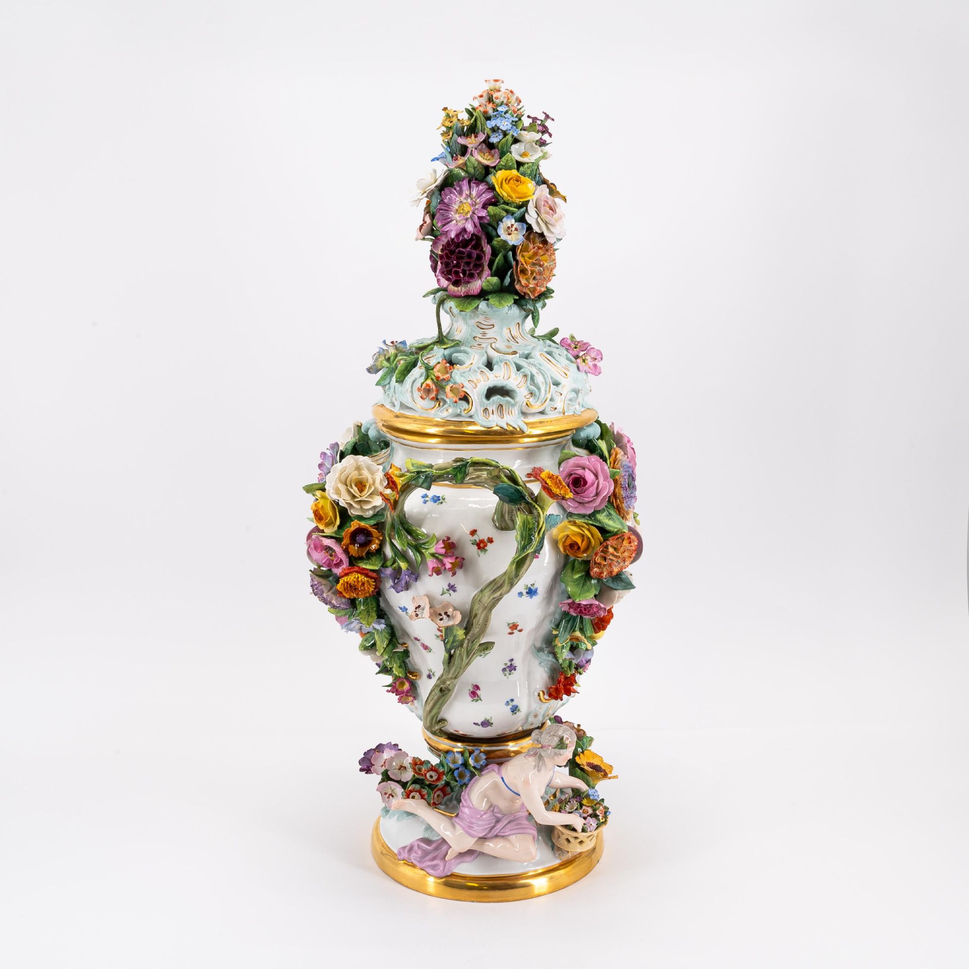Meissen: LARGE POTOURRI-VASE & BASE WITH APPLIED BLOSSOMS AND GALLANTERY - Image 4 of 5