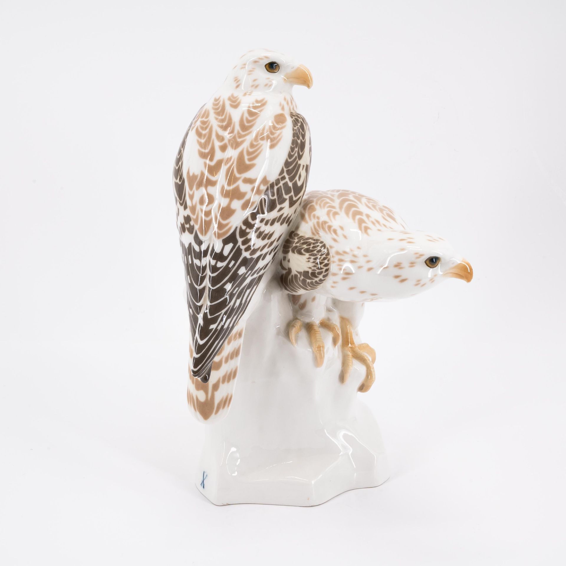 Meissen: A PAIR OF PORCELAIN FALCONS ON A ROCK - Image 4 of 5