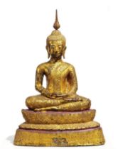 Buddha im Fürstenschmuck auf Thronsockel sitzend