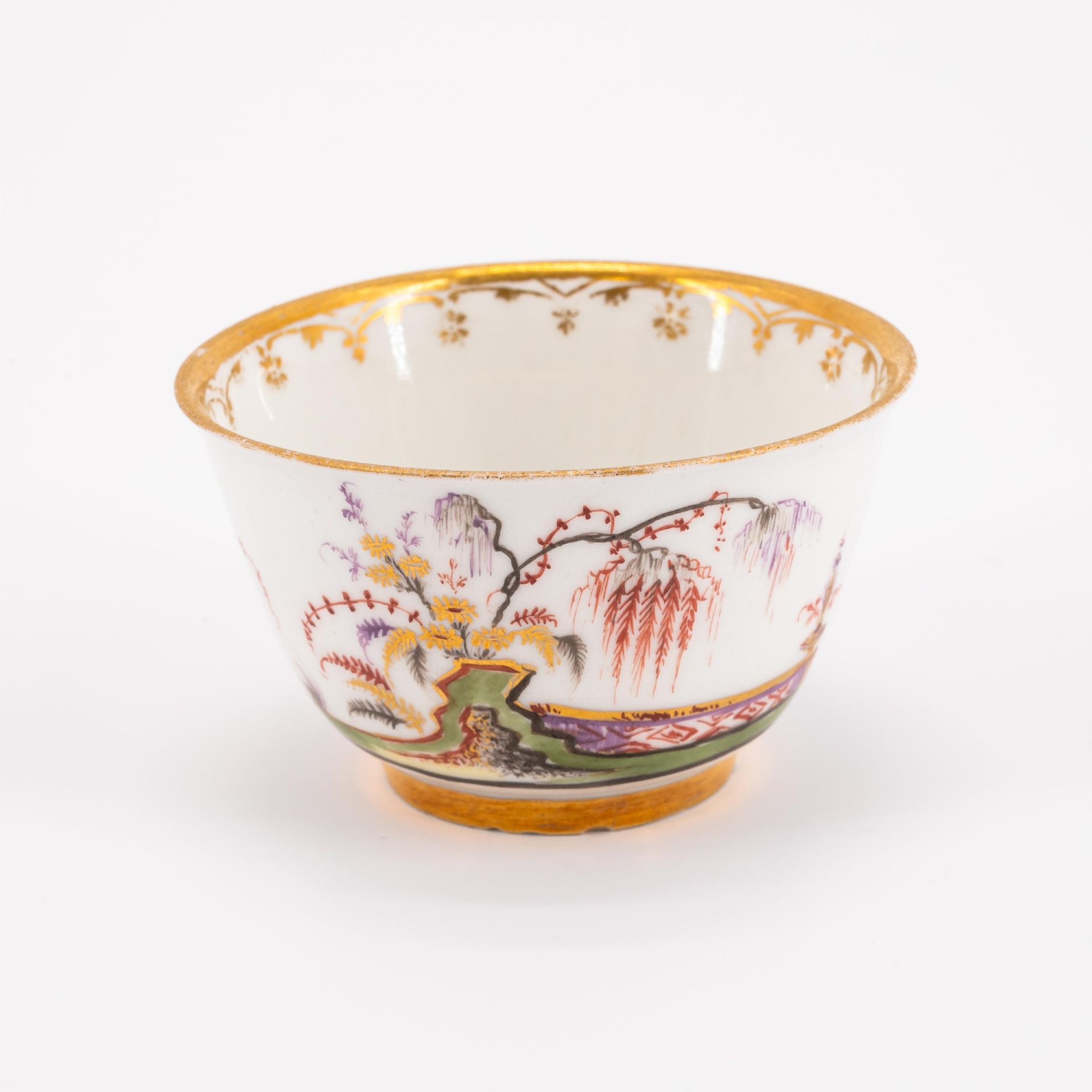 Meissen: ONE PORCELAIN TEA BOWL AND TWO SAUCERS WITH CHINOISERIES - Image 5 of 8