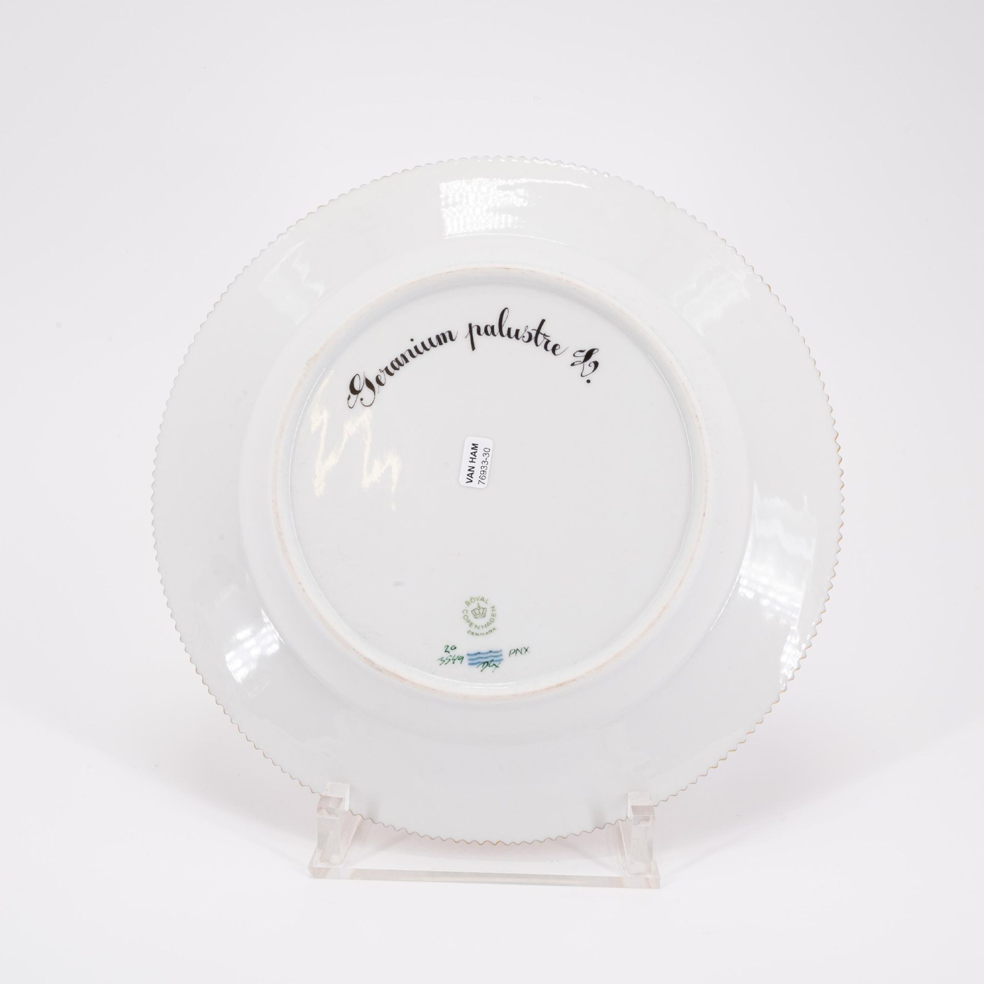 Royal Copenhagen: 95 PIECES FROM A 'FLORA DANICA' DINING SERVICE - Image 19 of 26
