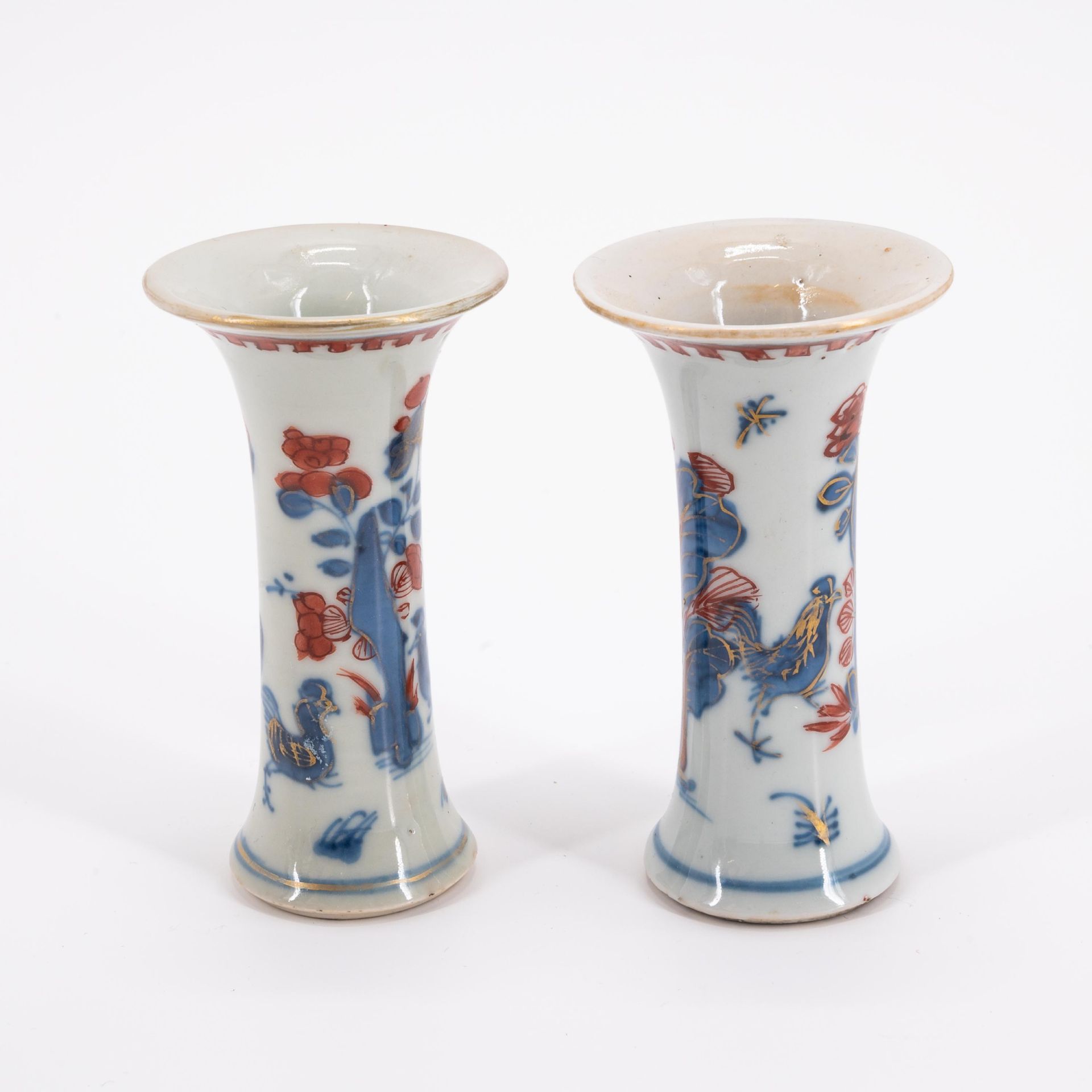 Japan: ENSEMBLE OF THREE PORCELAIN MINIATURE IMARI VASES AND LIDS AND TWO FUNNEL VASES - Image 4 of 11