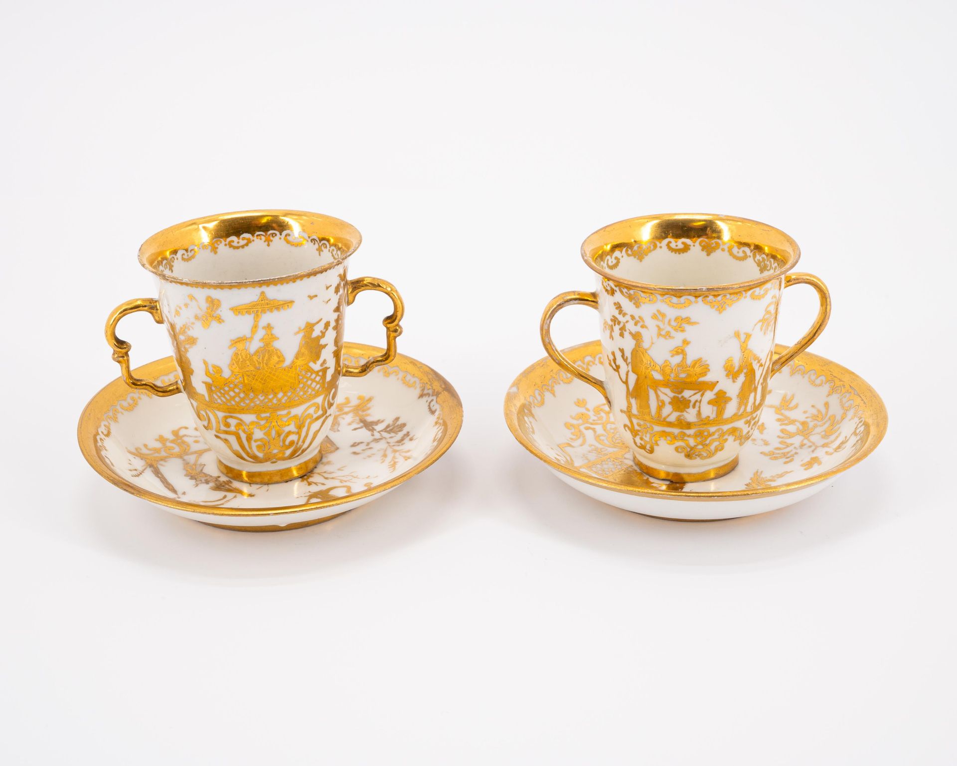Meissen: TWO PORCELAIN BEAKERS WITH DOUBLE HANDLE AND SAUCERS WITH GOLDEN CHINOISERIES - Image 3 of 6