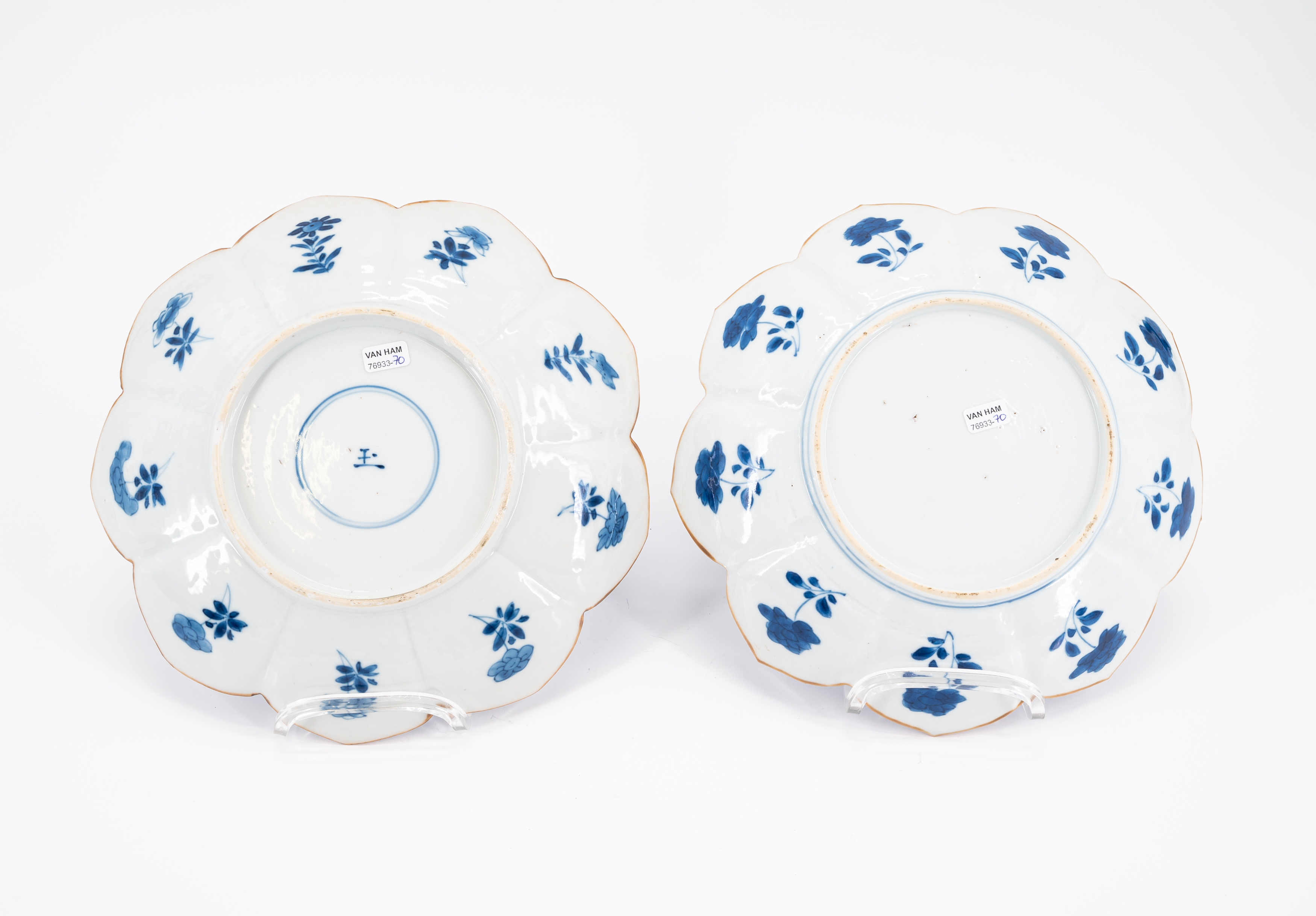 SUITE OF FOUR BLUE-WHITE PLATE WITH FLOWER-SHAPED RIM - Image 3 of 3