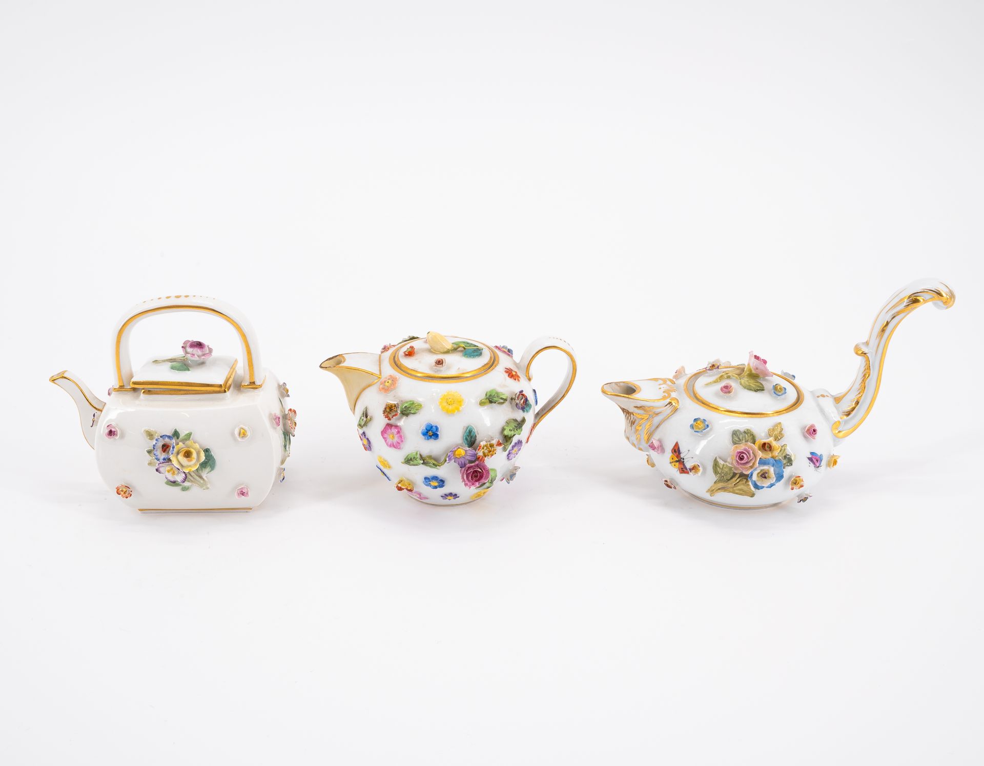 Meissen: THREE PORCELAIN MINIATURE TEAPOTS AND MINIATURE TABLEWARE - Image 6 of 9