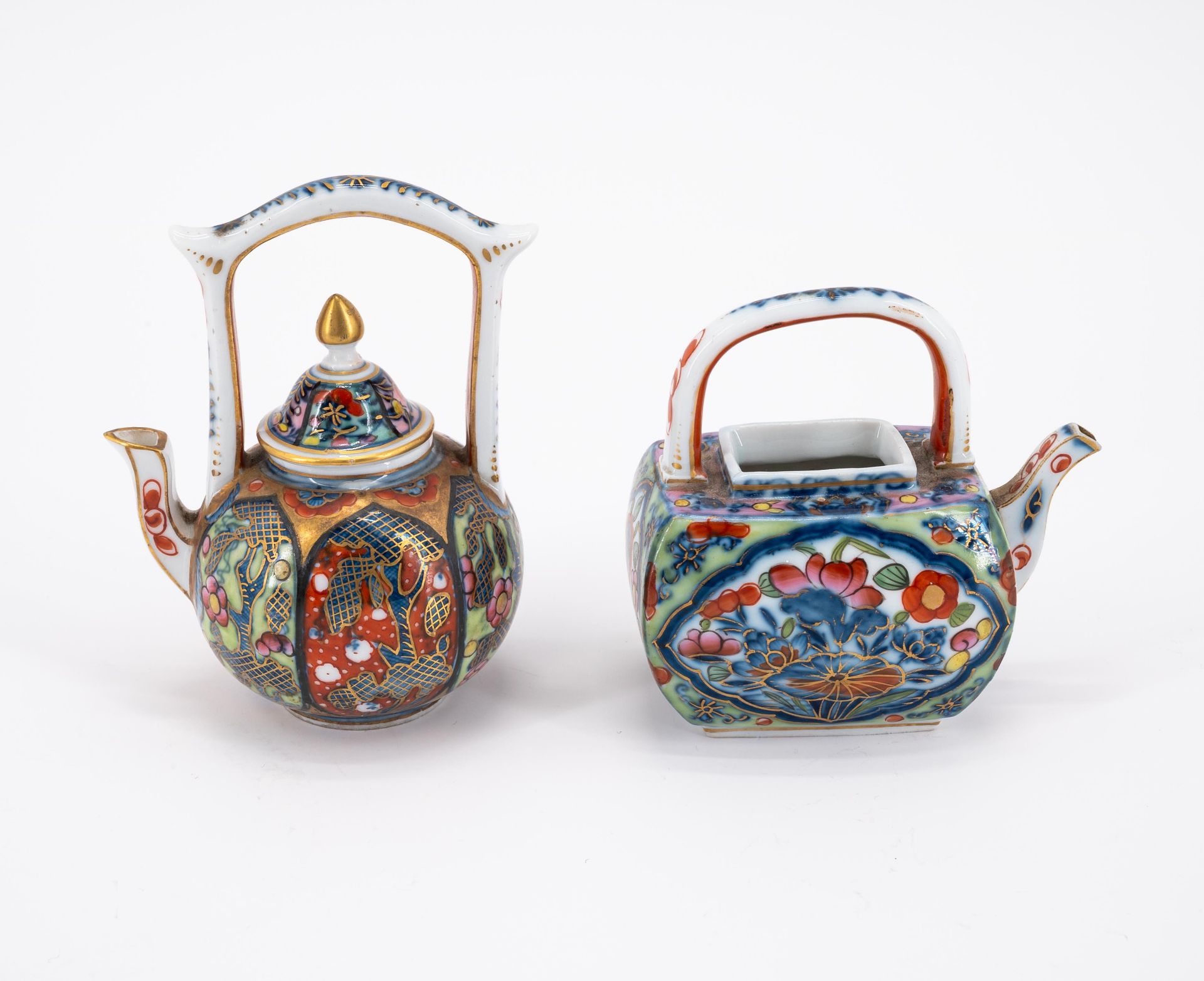 Meissen: ENSEMBLE OF TWO SMALL PORCELAIN TEA POTS IN THE IMARI STYLE - Image 2 of 5