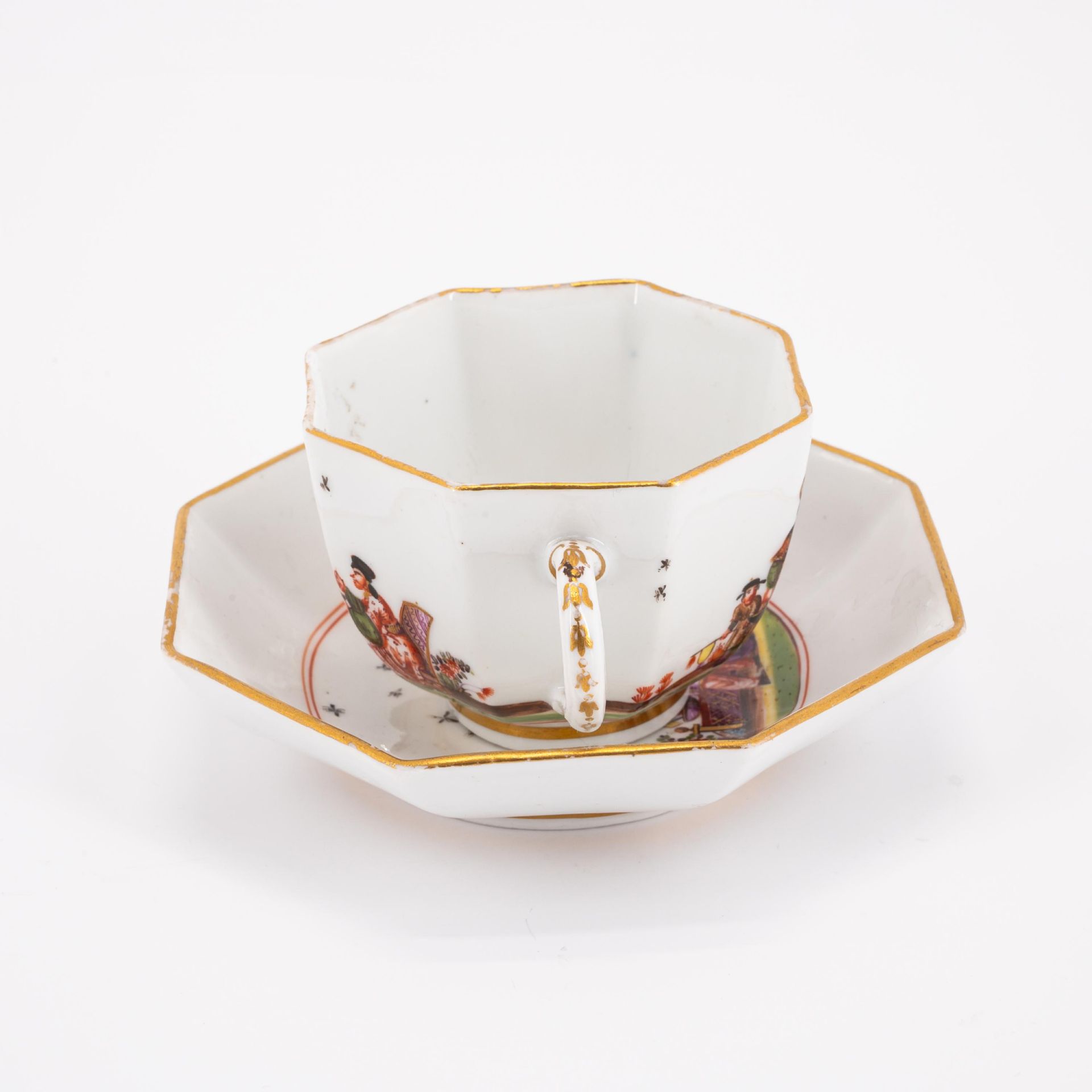 Meissen: OCTAGONAL PORCELAIN CUP AND SAUCER WITH CHINOISERIES - Image 4 of 6