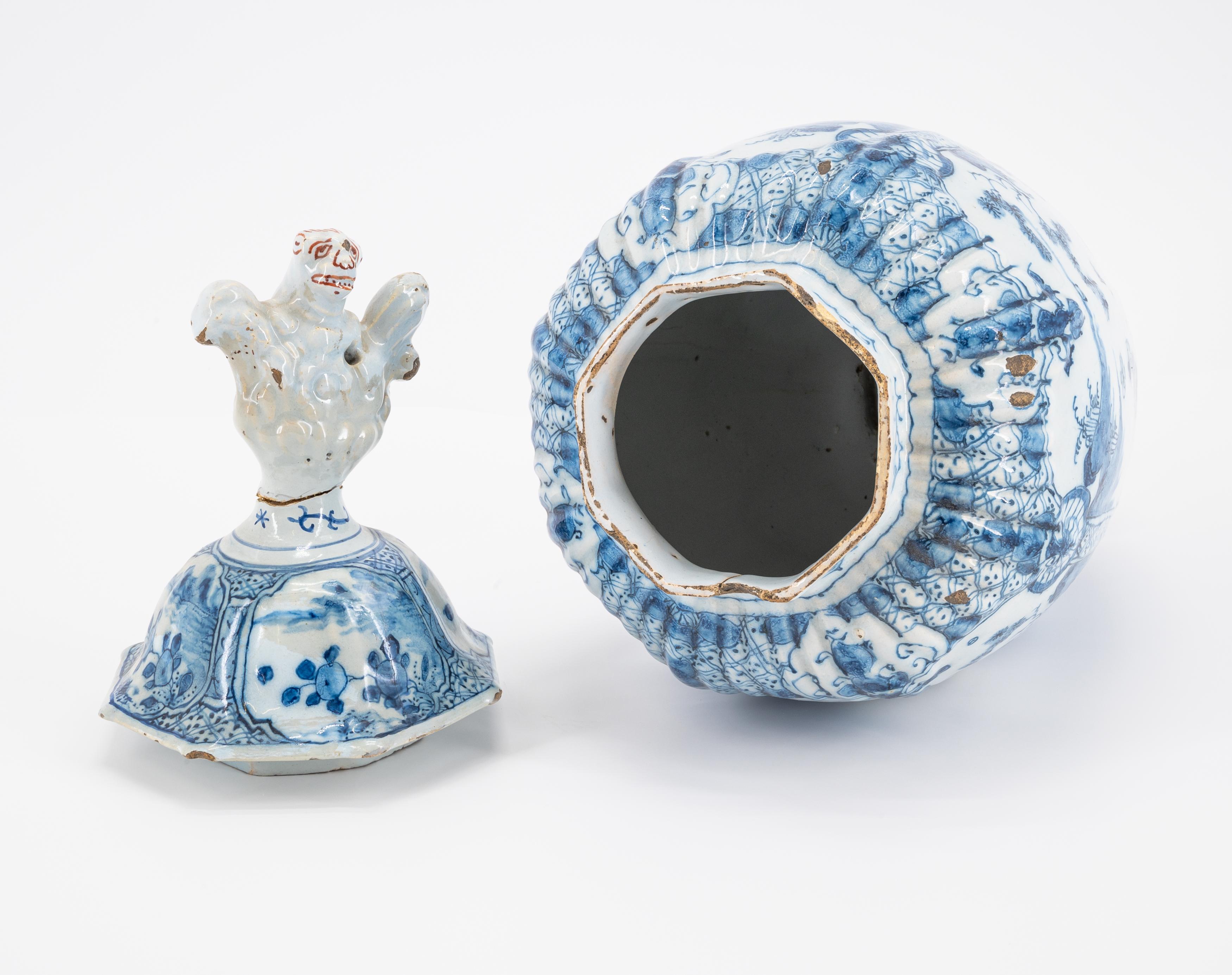 Jacob van der Kool - De Grieksche A: SUITE OF THREE LIDDED FAIENCE VASES WITH CHINOISERIES - Image 5 of 11