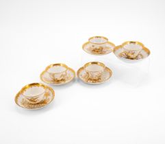 Meissen: Fünf Koppchen und Untertassen mit chinoisem Golddekor