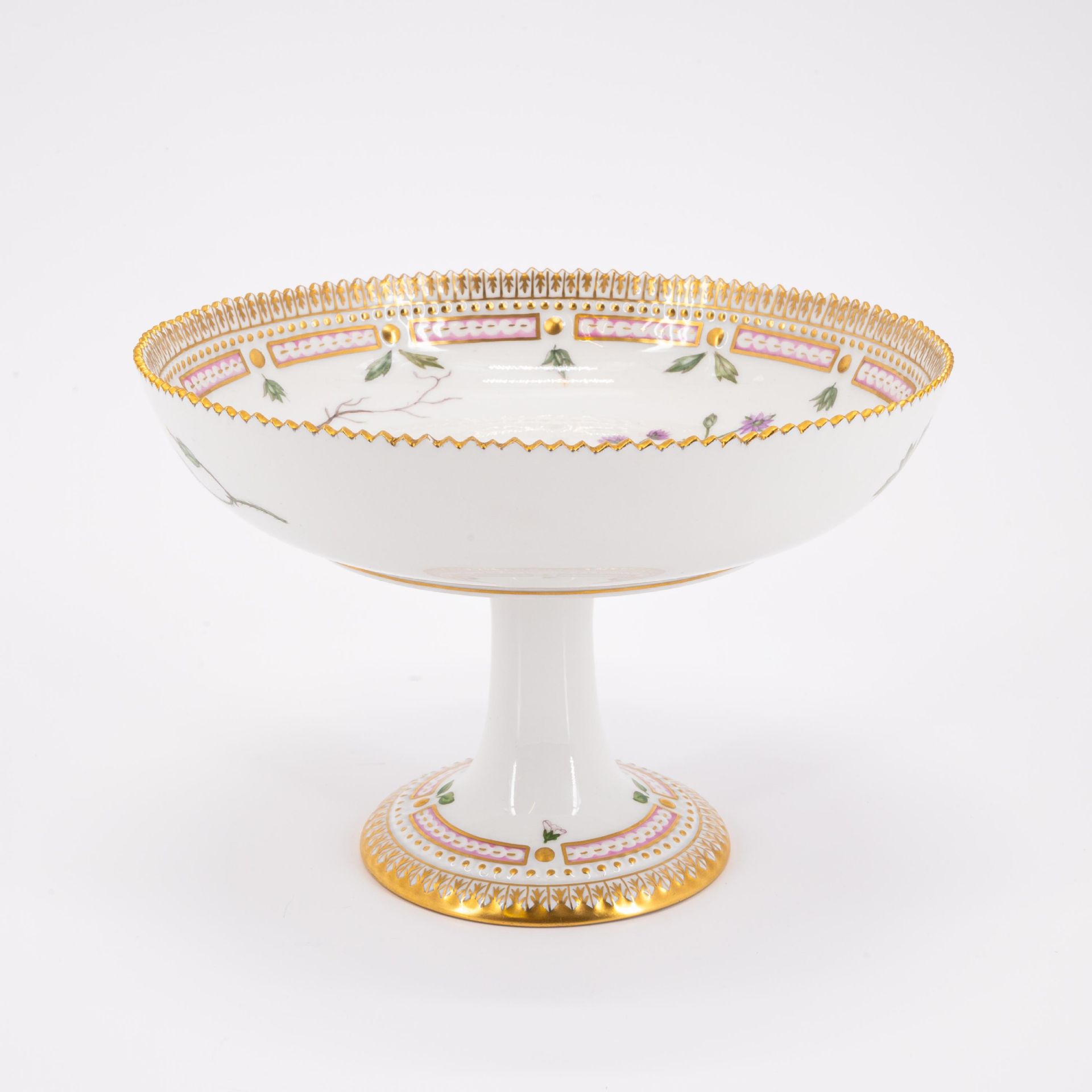 Royal Copenhagen: 95 PIECES FROM A 'FLORA DANICA' DINING SERVICE - Image 10 of 26