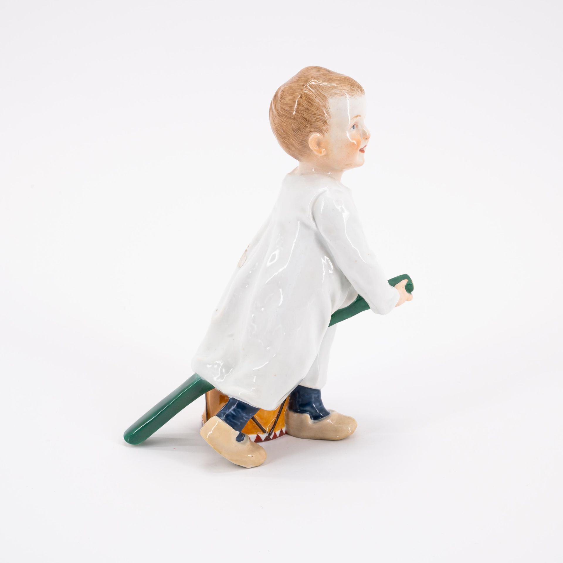 Meissen: PORCELAIN FIGURINE OF A BOY WITH STICK AND DRUM - Image 4 of 5