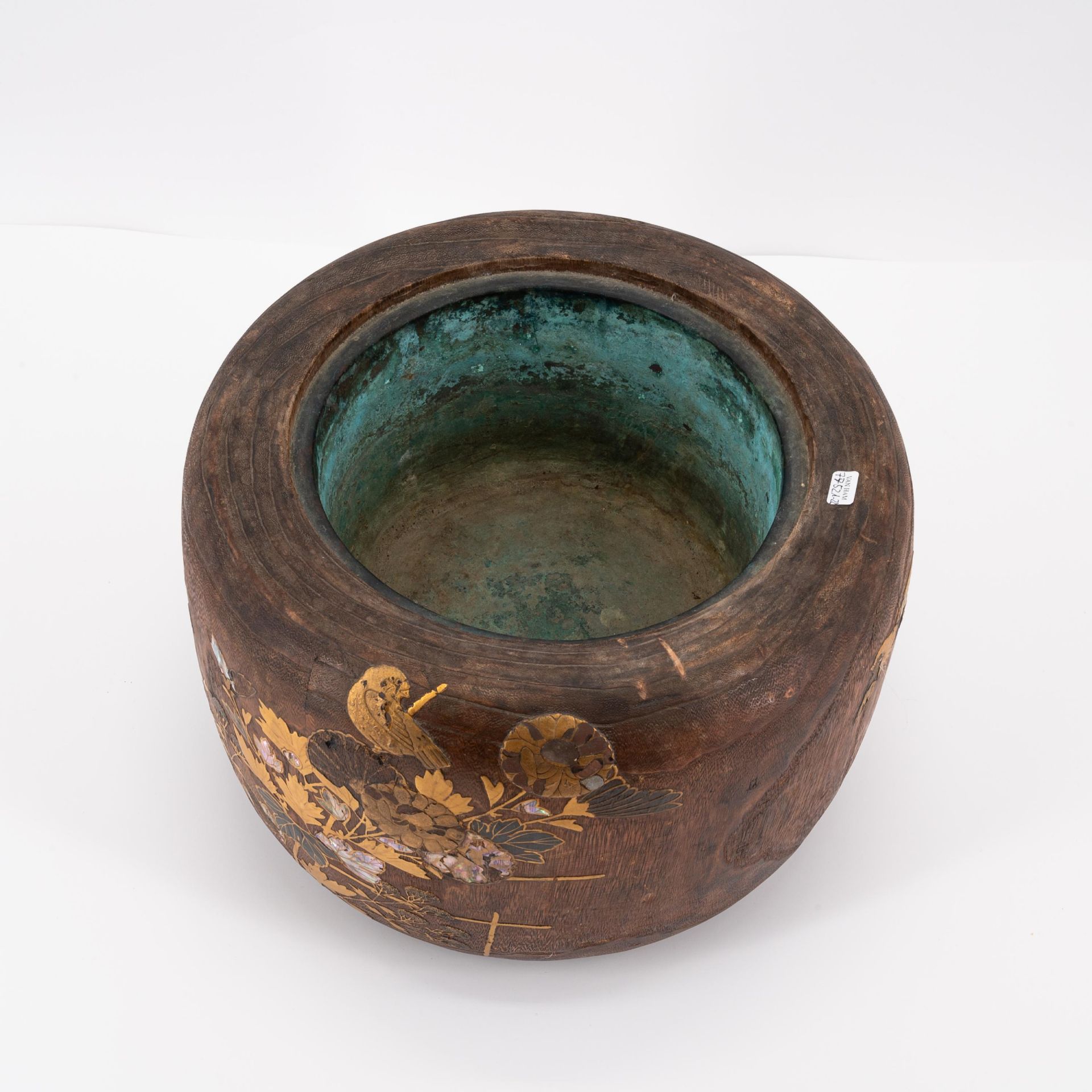 TWO WOODEN AND COPPER COAL BASINS, SO-CALLED HIBACHI WITH FLORAL DECOR - Image 5 of 11