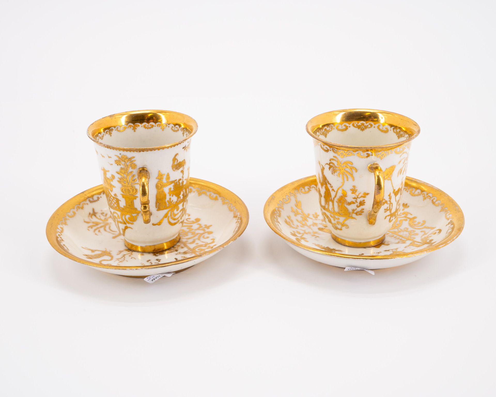 Meissen: TWO PORCELAIN BEAKERS WITH DOUBLE HANDLE AND SAUCERS WITH GOLDEN CHINOISERIES - Image 4 of 6
