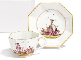 Meissen: Oktogonale Tasse und Untertasse mit Chinoiserien