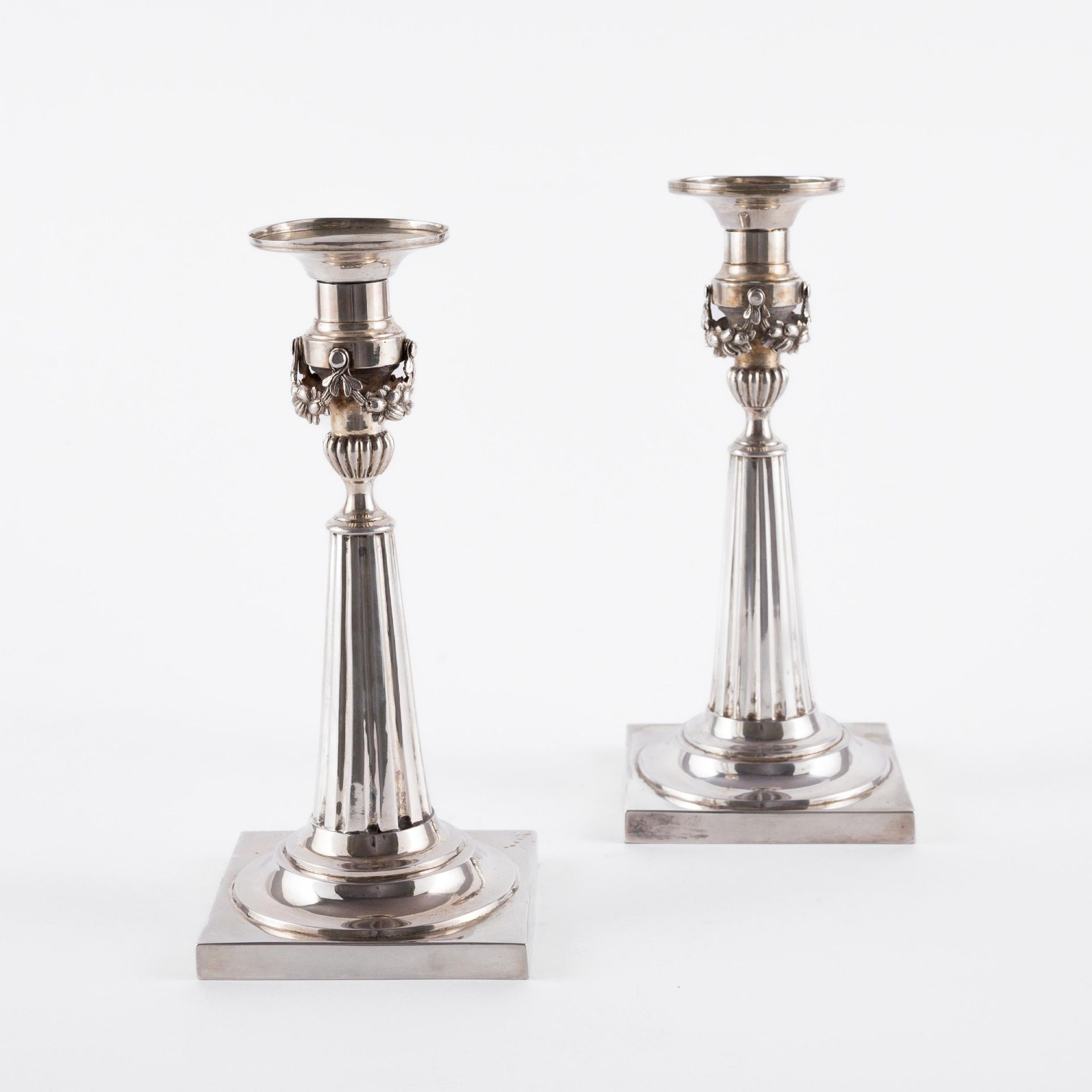Carl Gottlieb Gröger: PAIR OF SILVER CANDLESTICKS WITH FLUTED SHAFT AND FESTOONS