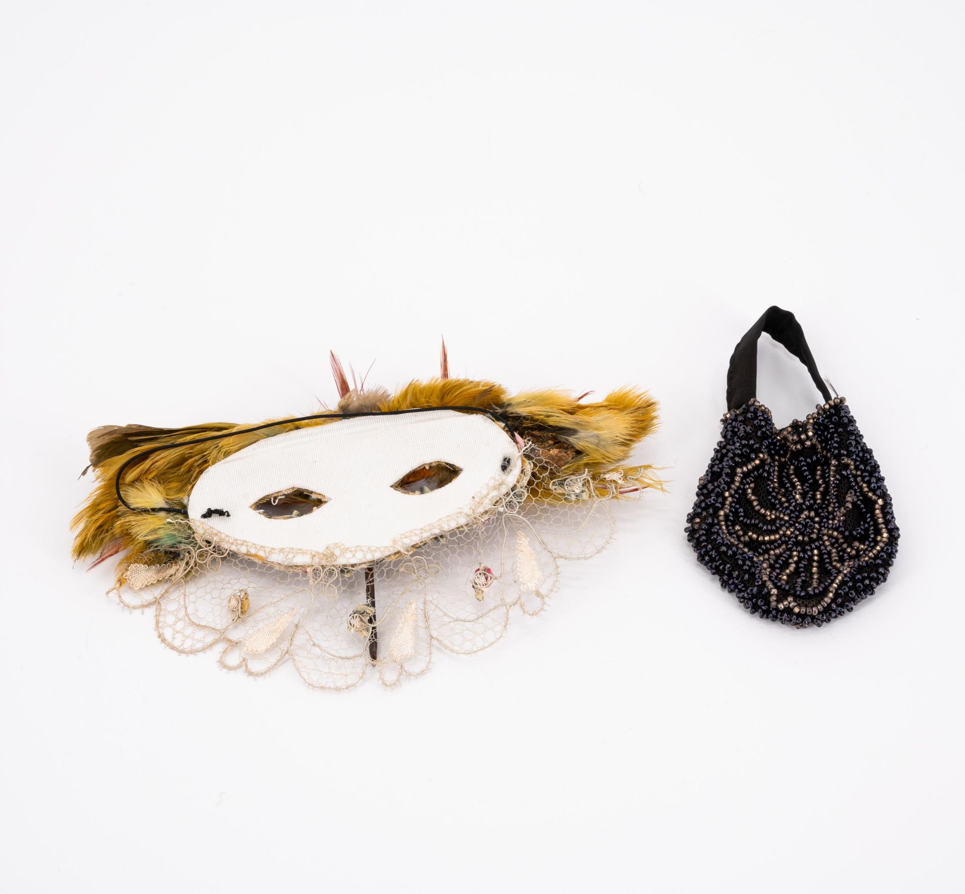 ENSEMBLE OF DOLL ACCESSORIES MADE OF LACE, PAPER, LEATHER, FEATHERS, WOOD AND METAL - Image 3 of 3