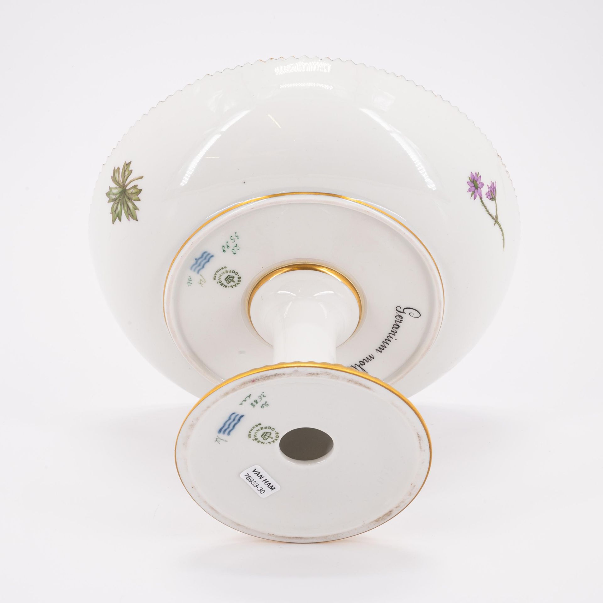 Royal Copenhagen: 95 PIECES FROM A 'FLORA DANICA' DINING SERVICE - Image 12 of 26