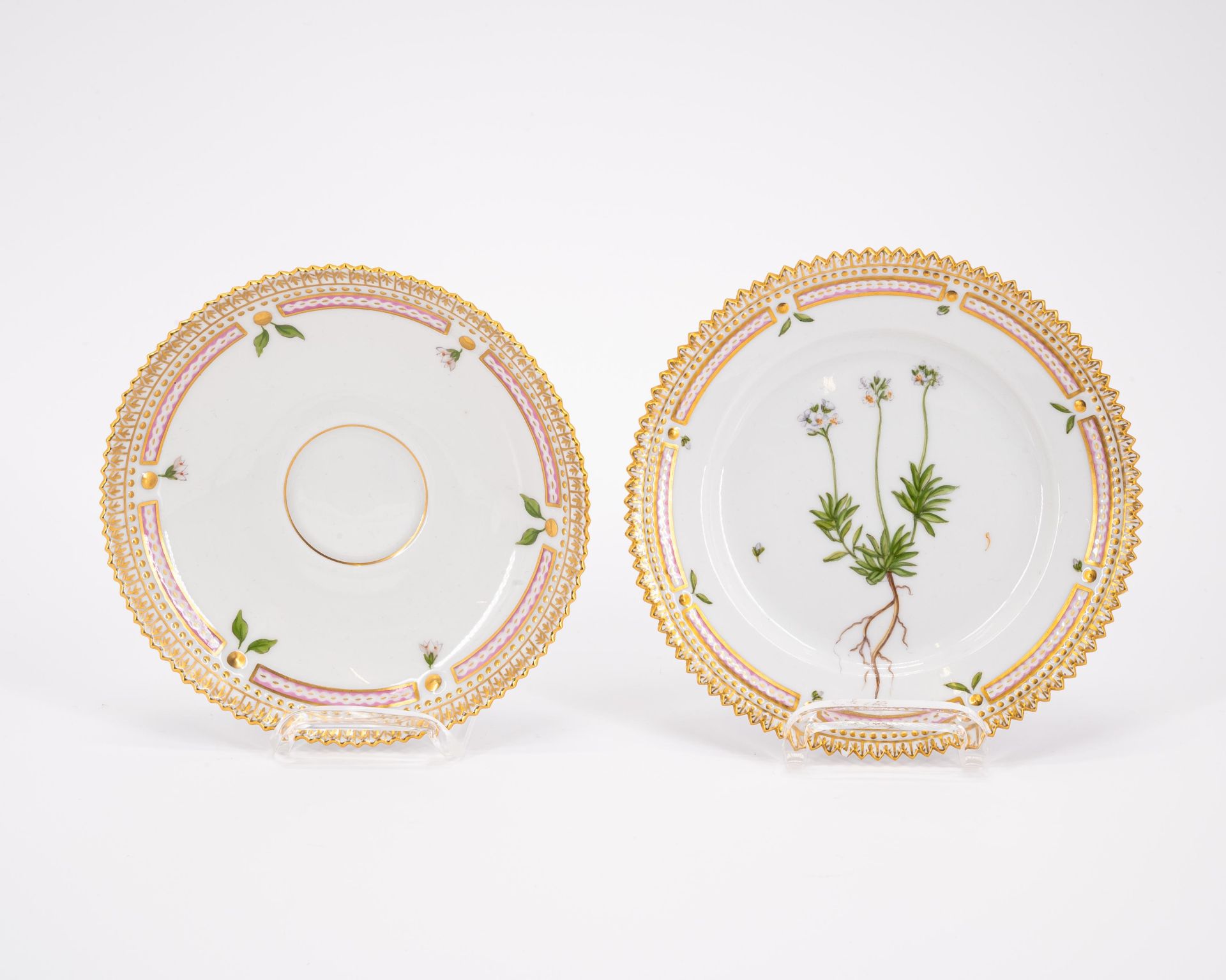 Royal Copenhagen: 95 PIECES FROM A 'FLORA DANICA' DINING SERVICE - Image 22 of 26