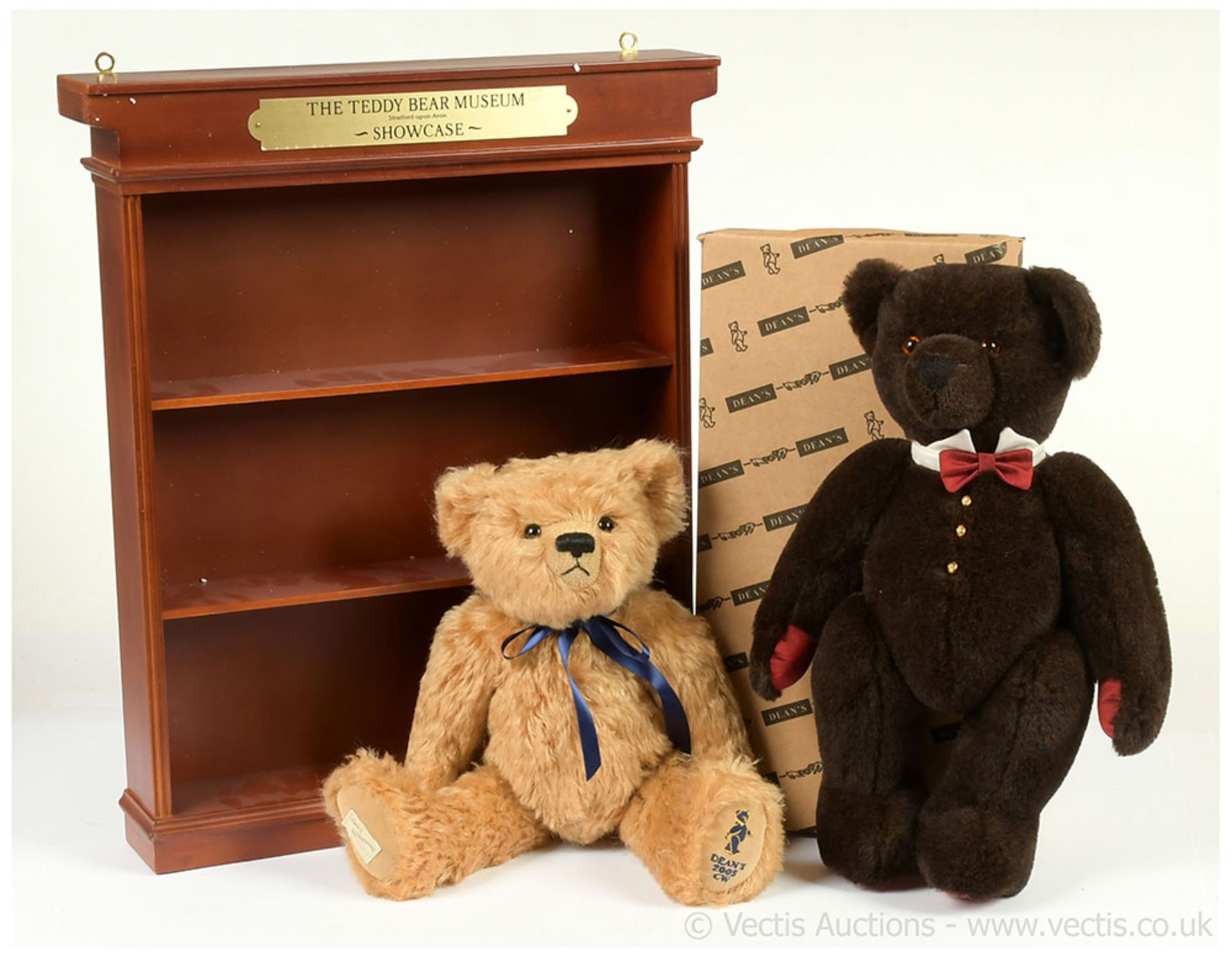 GRP inc Pair of teddy bears and a wooden display
