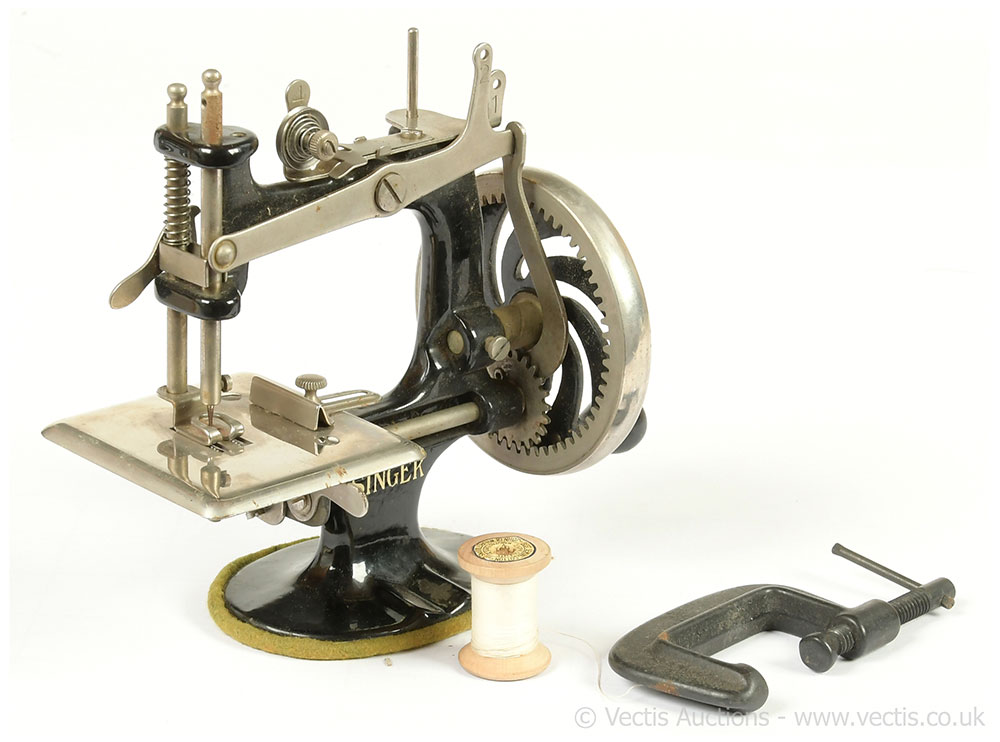 Singer Model 20 (USA) miniature antique Sewing