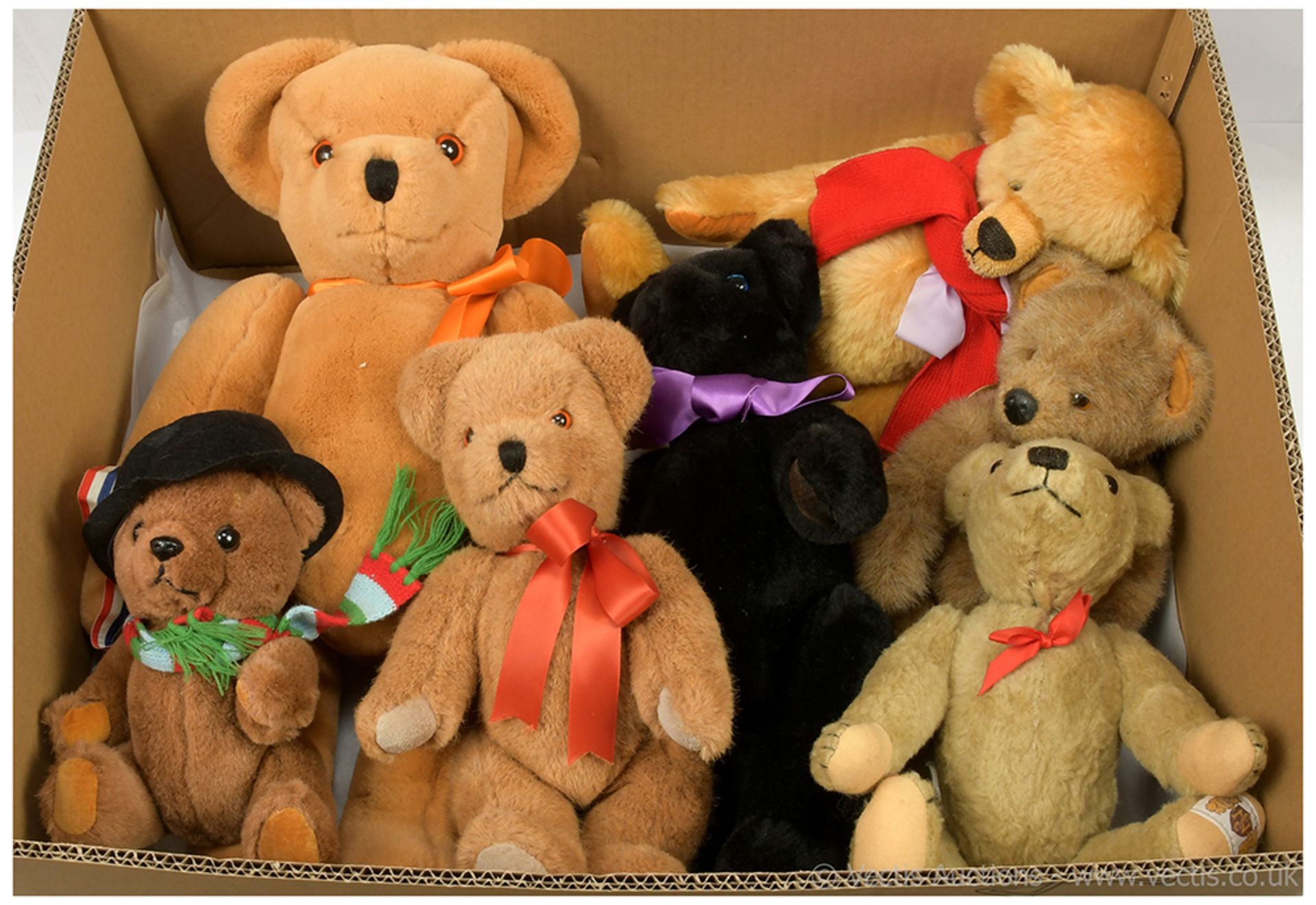 GRP inc Collection of teddy bears: (1) House