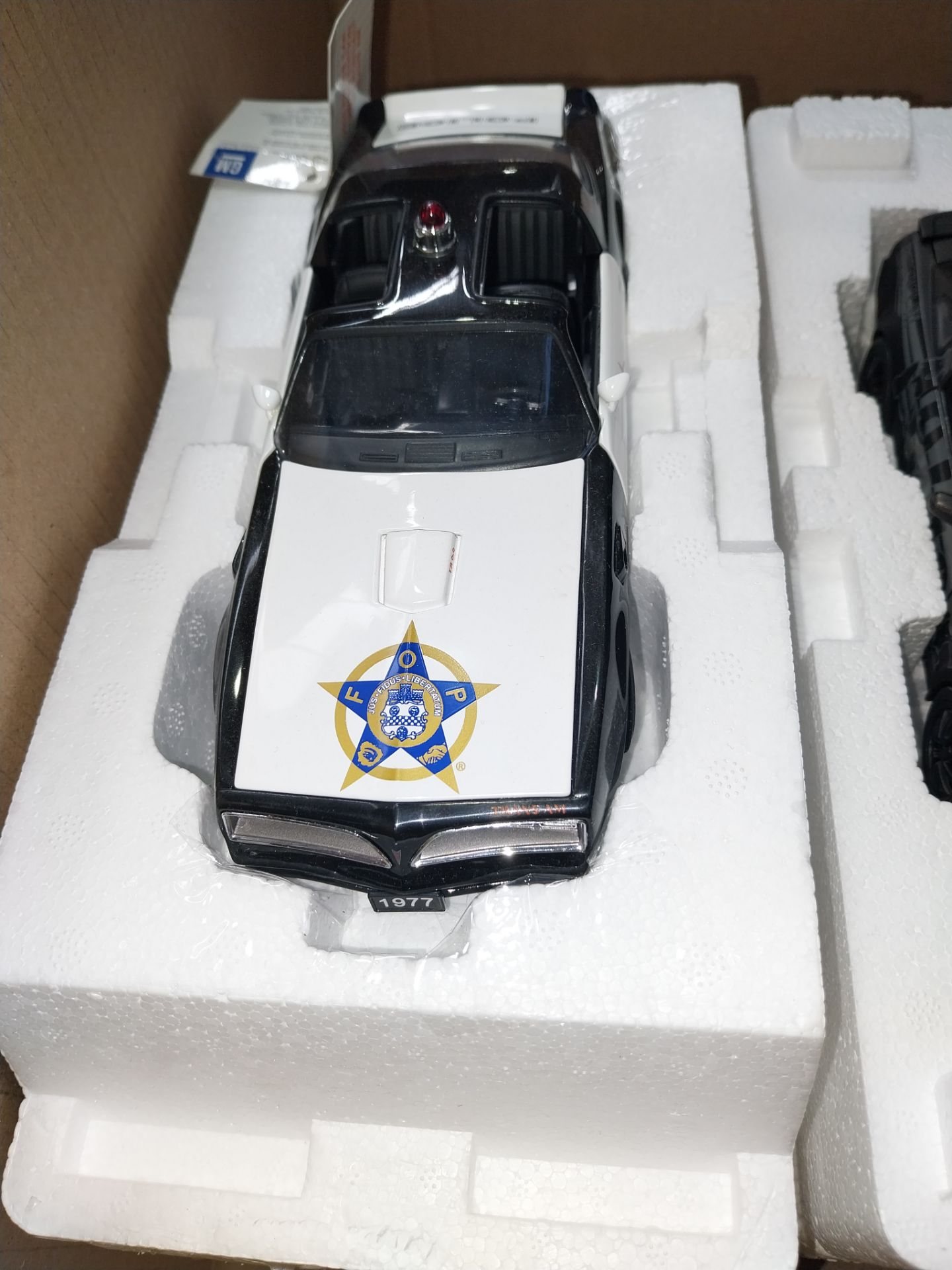 Franklin Mint, a boxed pair of 1:24 scale American Police Vehicles - Image 3 of 5