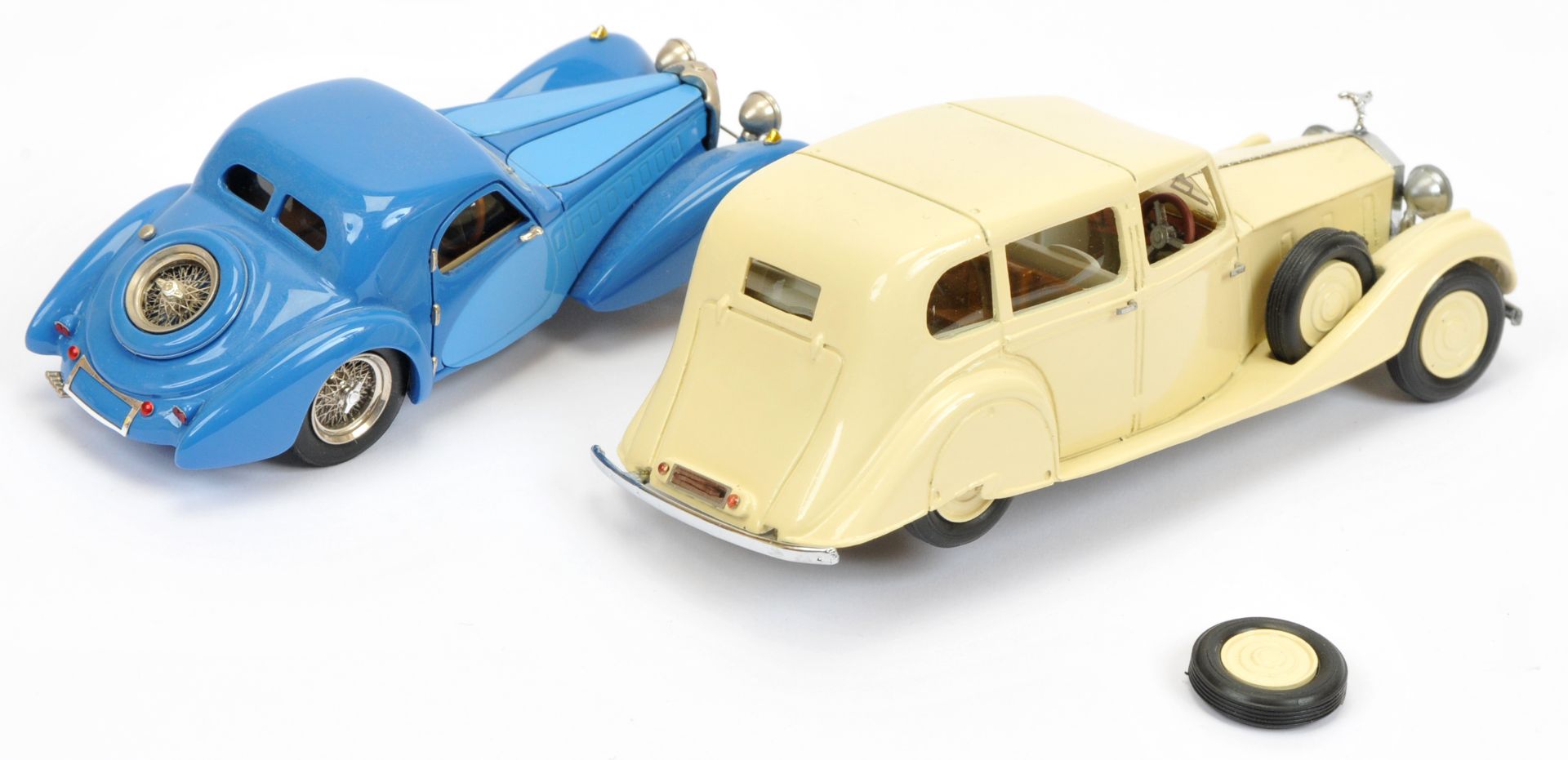 Heco Models pair (1) 9036 Rolls Royce Phantom III - cream, white interior (comes with plinth in b... - Image 2 of 2