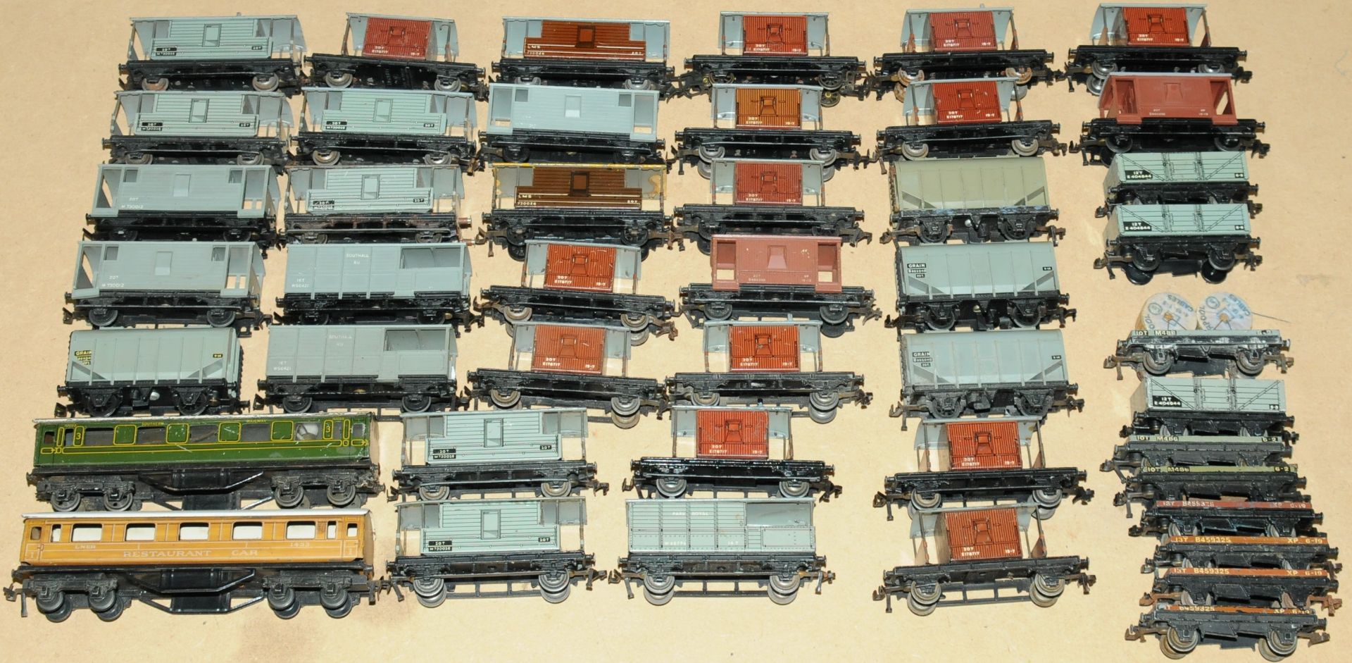 Hornby Dublo & Trix an unboxed group of 2 & 3 Railrolling stock to include 