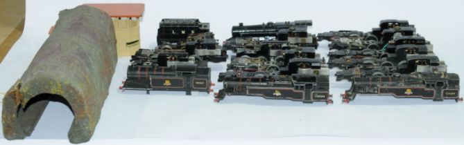 Hornby Dublo & Similar an unboxed group of mostly spare parts to incliude