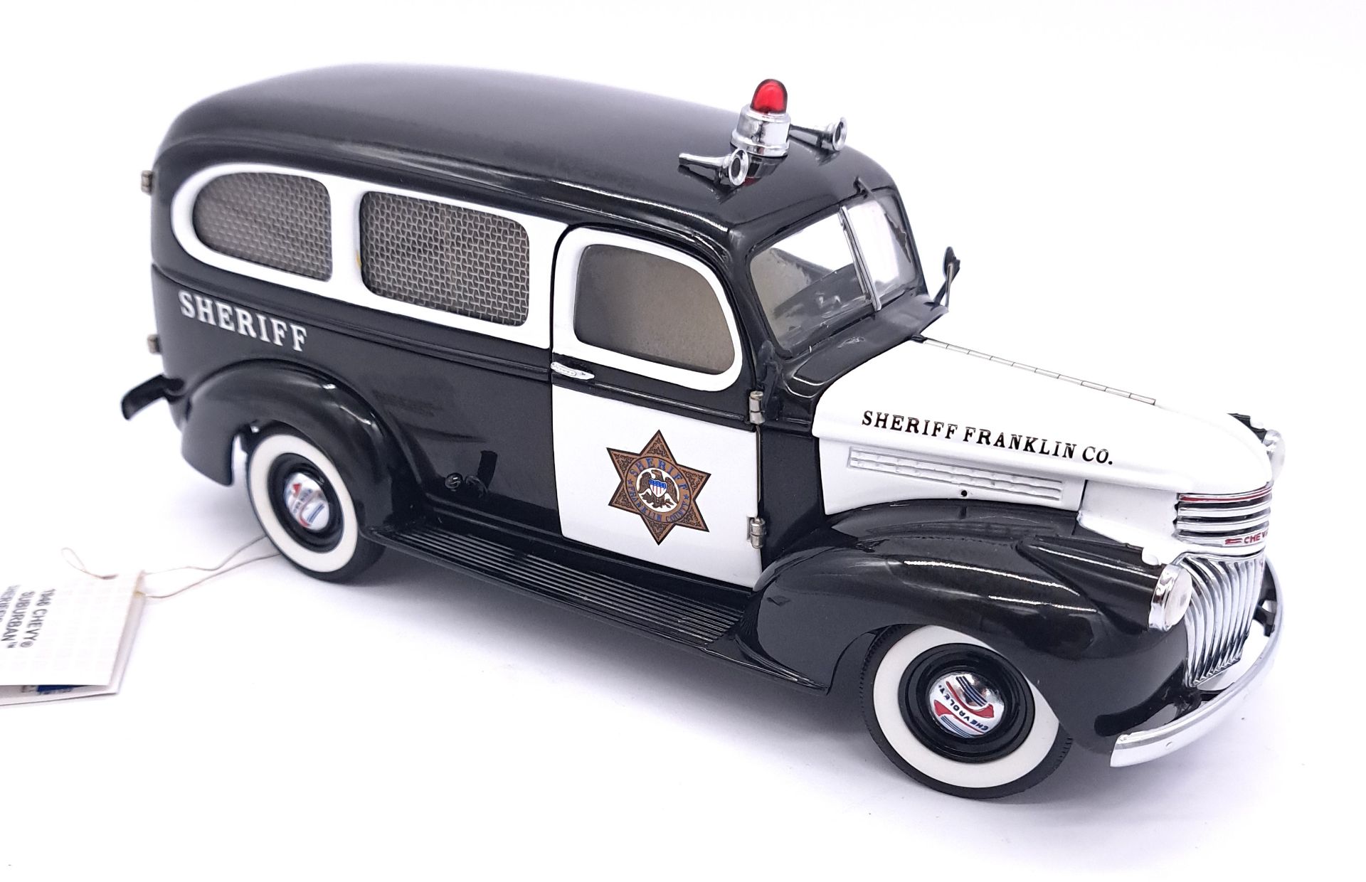 Franklin Mint, a boxed pair of 1:24 scale Vintage Police/Sheriff Chevrolet & Ford - Image 6 of 6