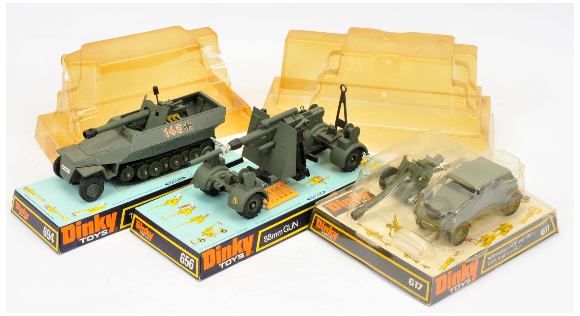 Dinky military group of 3 to include - (1) 617 Volkswagen KDF and 105mm PAK gun - Image 2 of 2