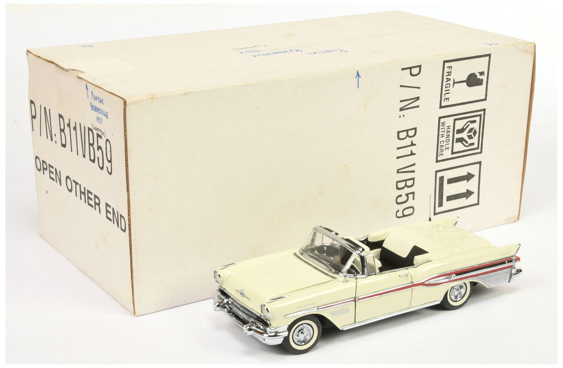 Franklin Mint B11VB59 1/24th scale 195 Pontiac Bonneville Convertible- Cream, black & white inter...