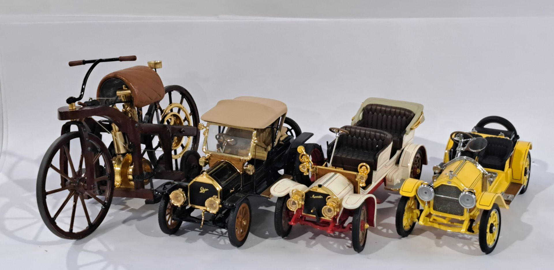 Franklin Mint a Vintage Classic Car Unboxed Group to include Mercedes, Ford and similar. Some veh... - Bild 2 aus 2
