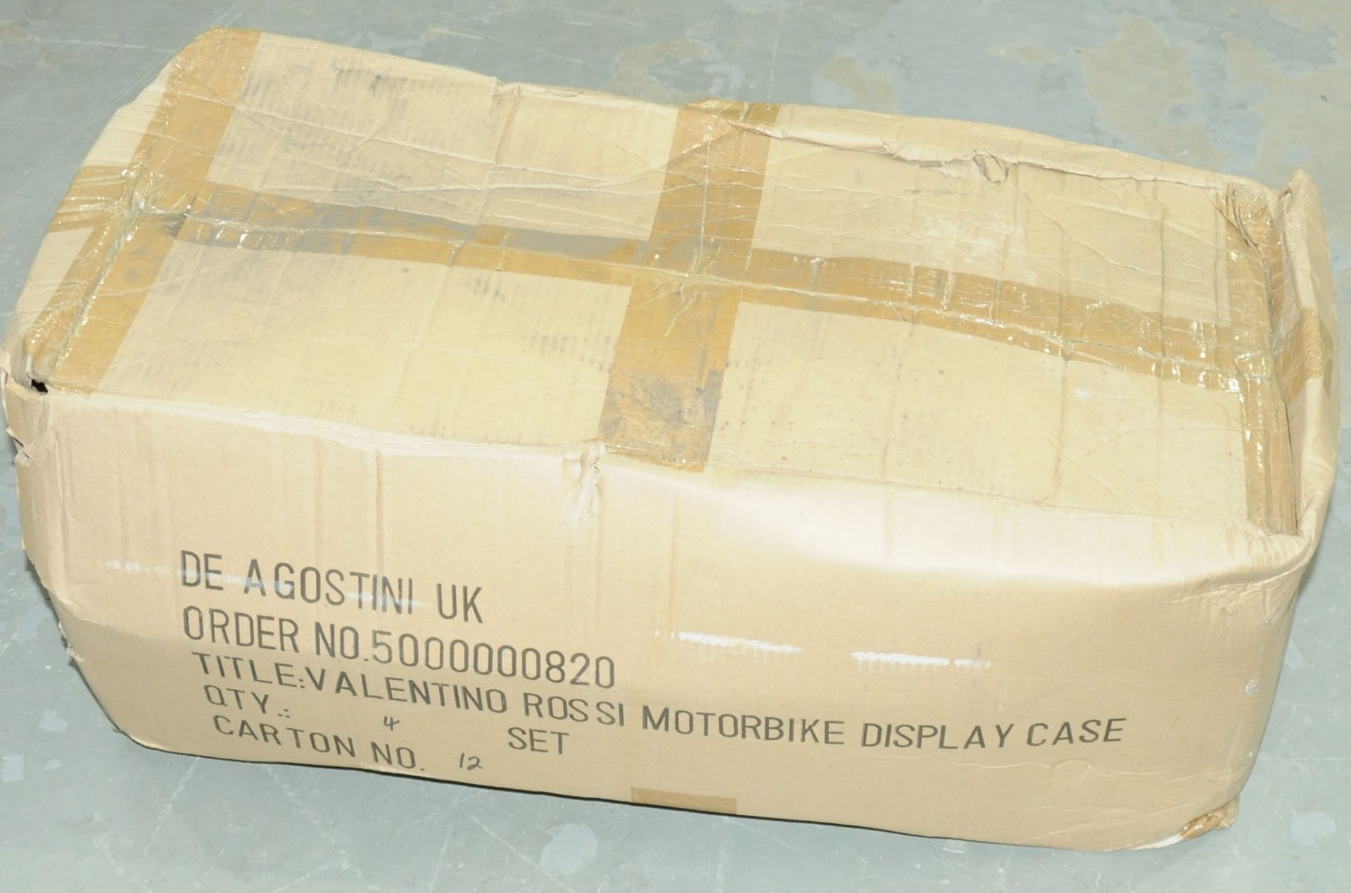 A trade box containing 4 Deagostini Valentino Rossi Motorbike display cases - Bild 3 aus 3