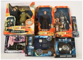 Quantity of Doctor Who related collectables x 7