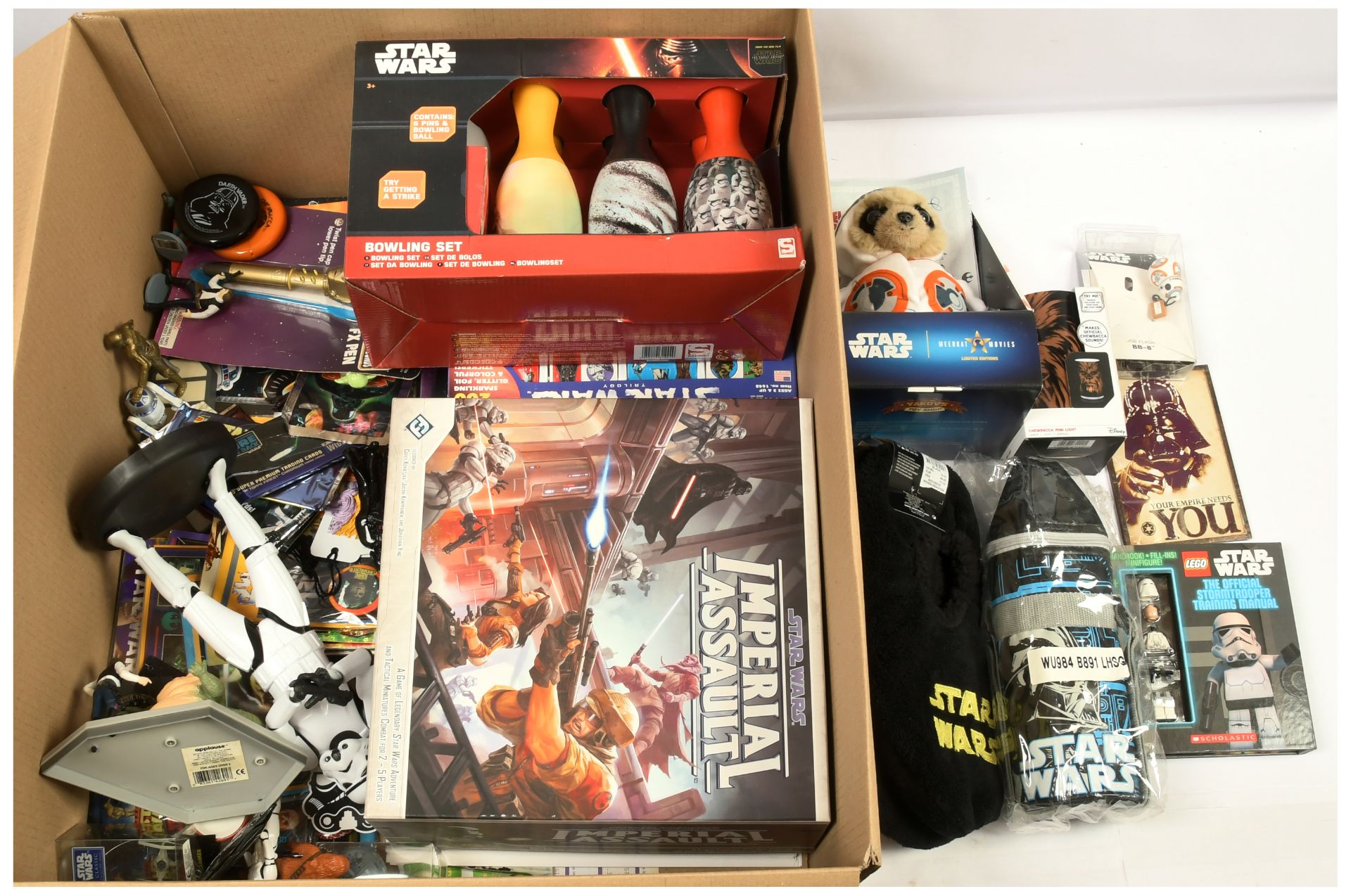 Quantity of Star Wars modern issue collectables 