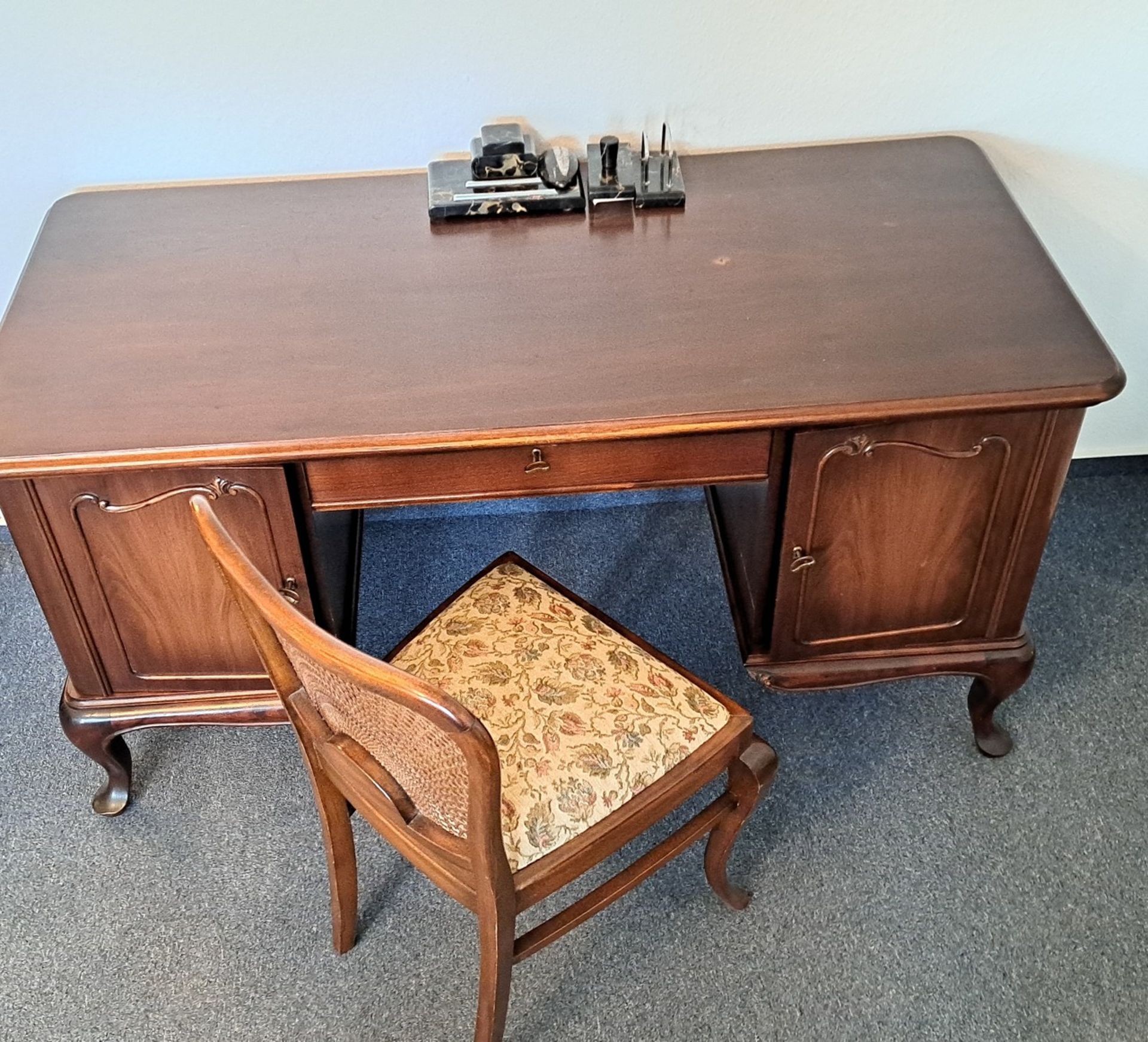 Schreibtisch mit Stuhl - Bild 3 aus 6
