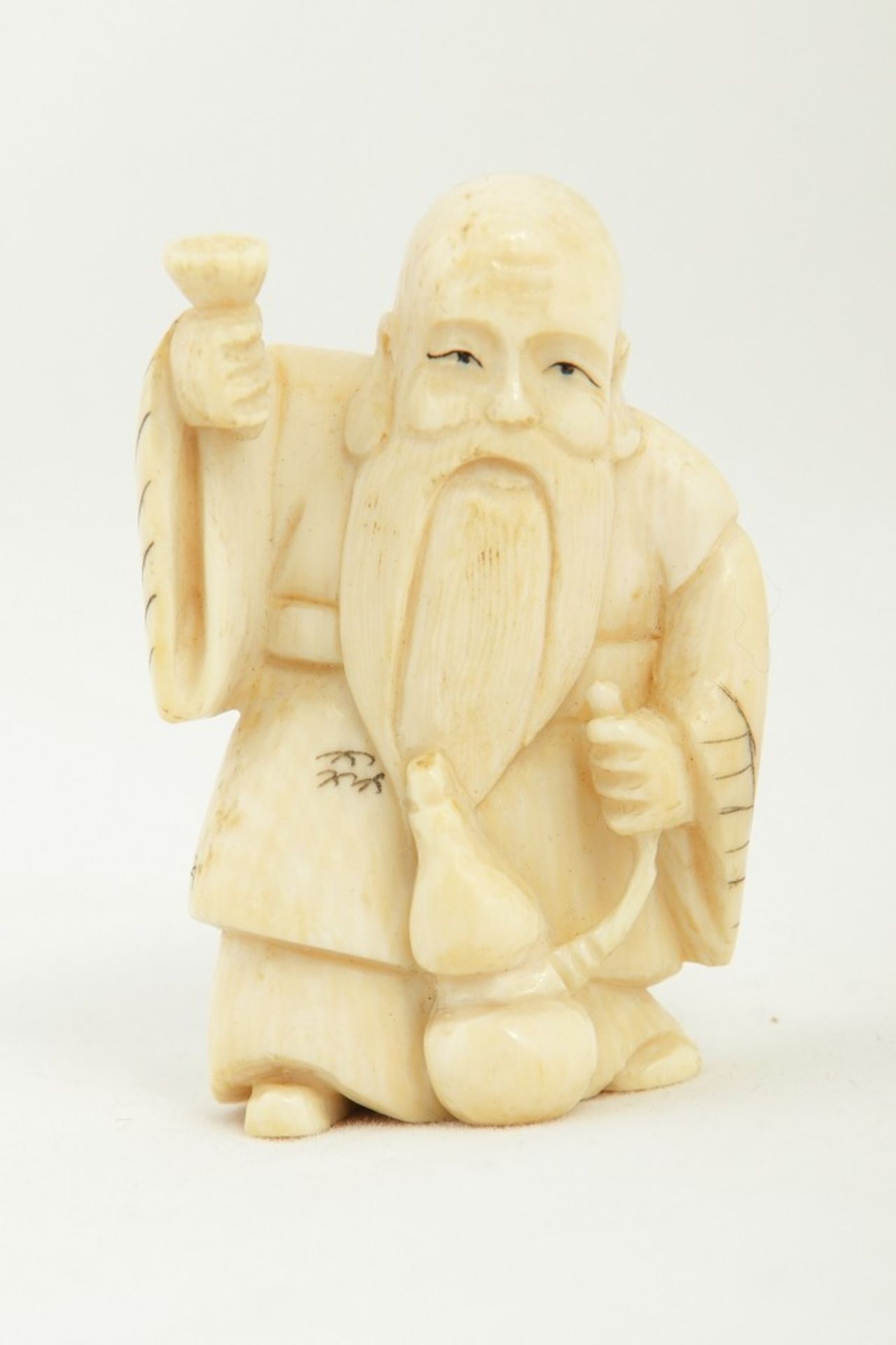 Netsuke oder kleines Okimono  Mann mit Becher Japan, 19. Jh. - Bild 7 aus 7