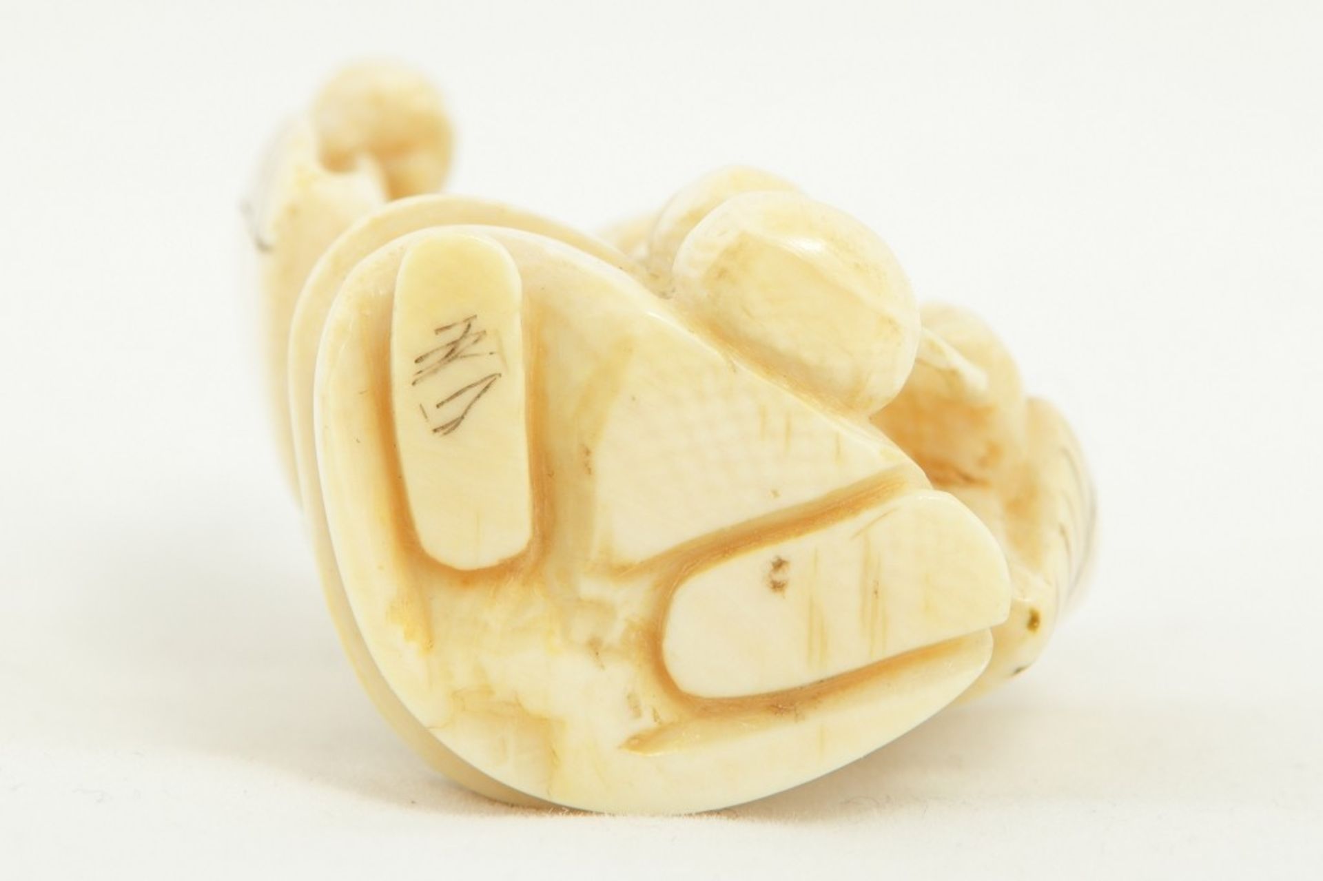 Netsuke oder kleines Okimono  Mann mit Becher Japan, 19. Jh. - Bild 5 aus 7